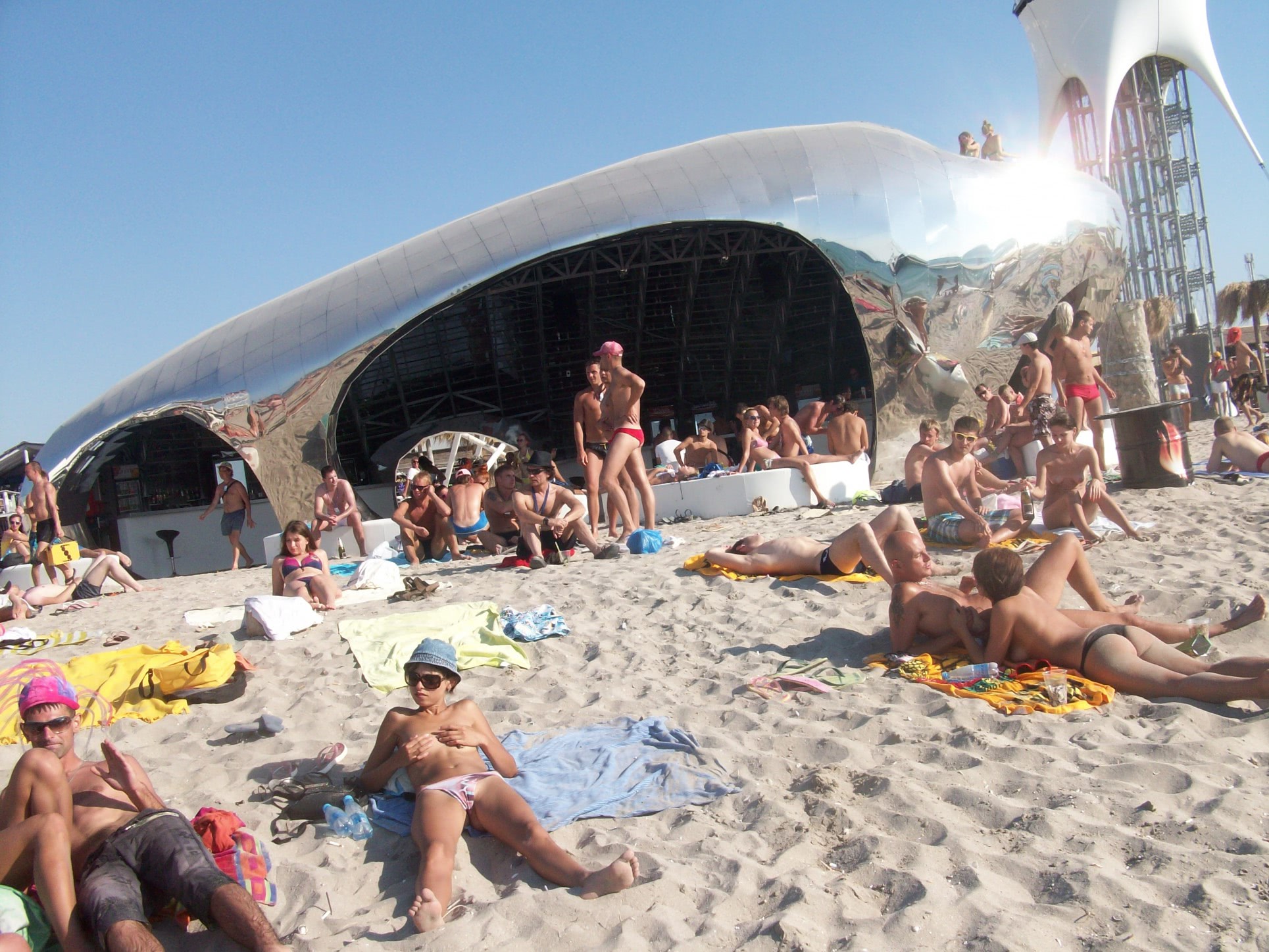 dus fete goale la mare striptease pe plaja jpg dus fete goale la mare striptease pe plaja