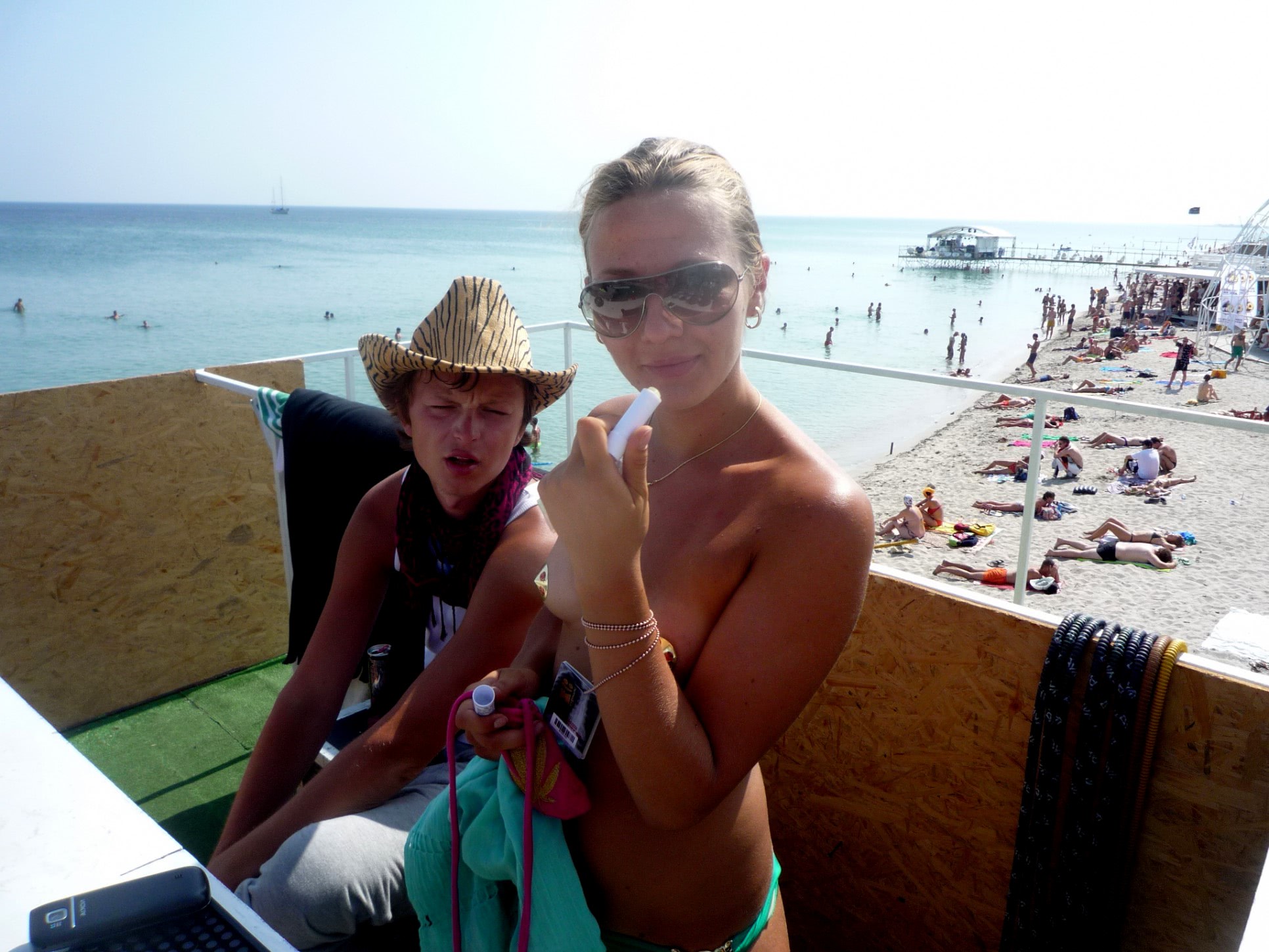 fete goale la mare striptease pe plaja dezbracate