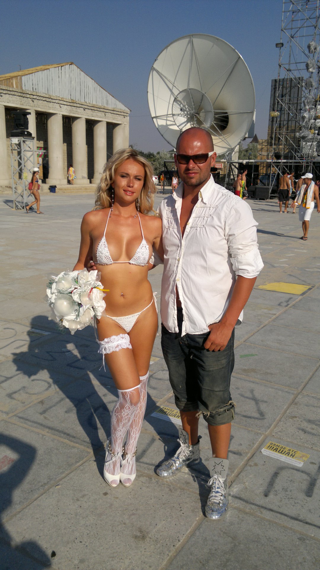 fete goale la mare striptease pe plaja matrimoniale