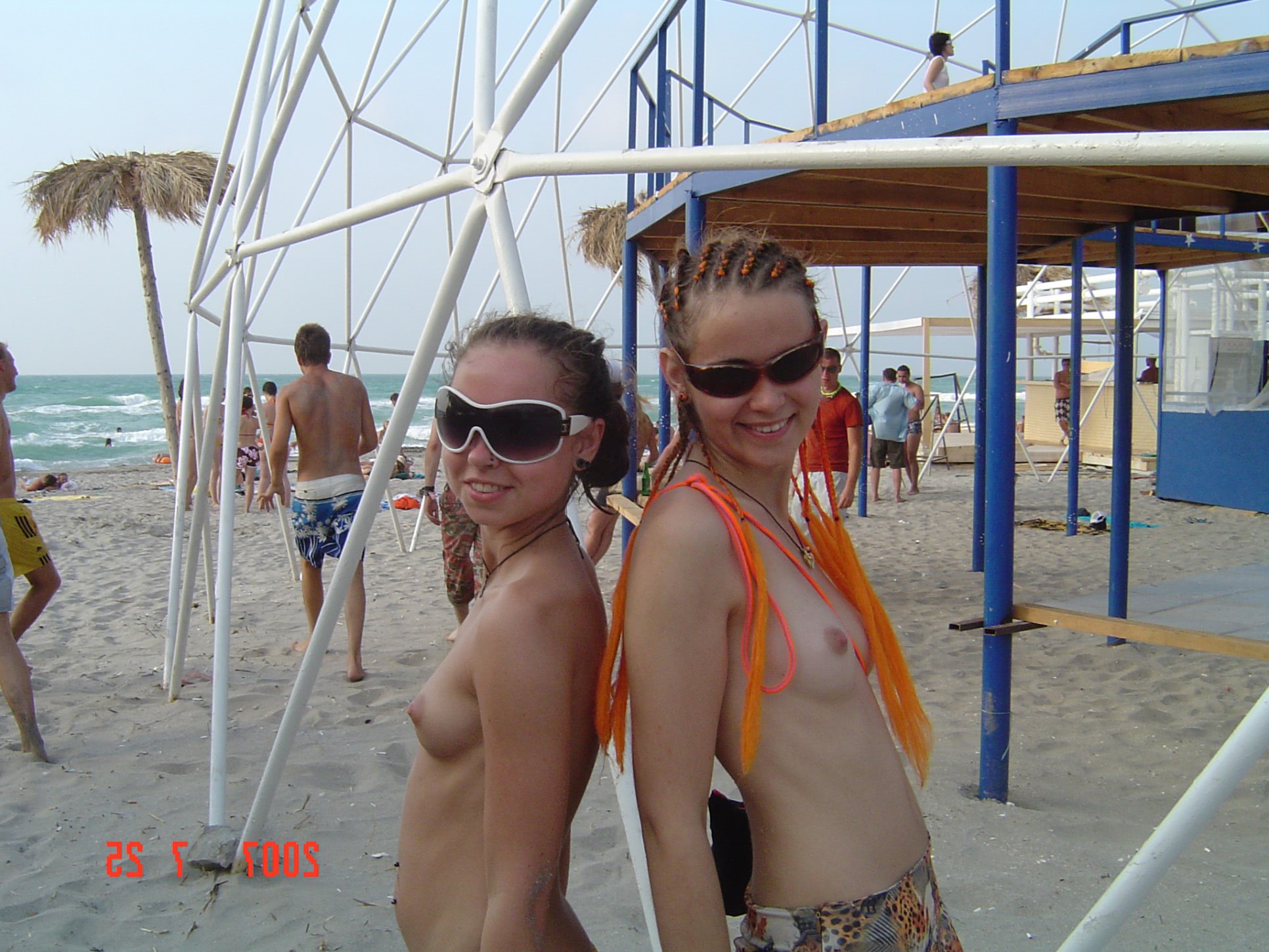 fete goale la mare striptease pe plaja piscina