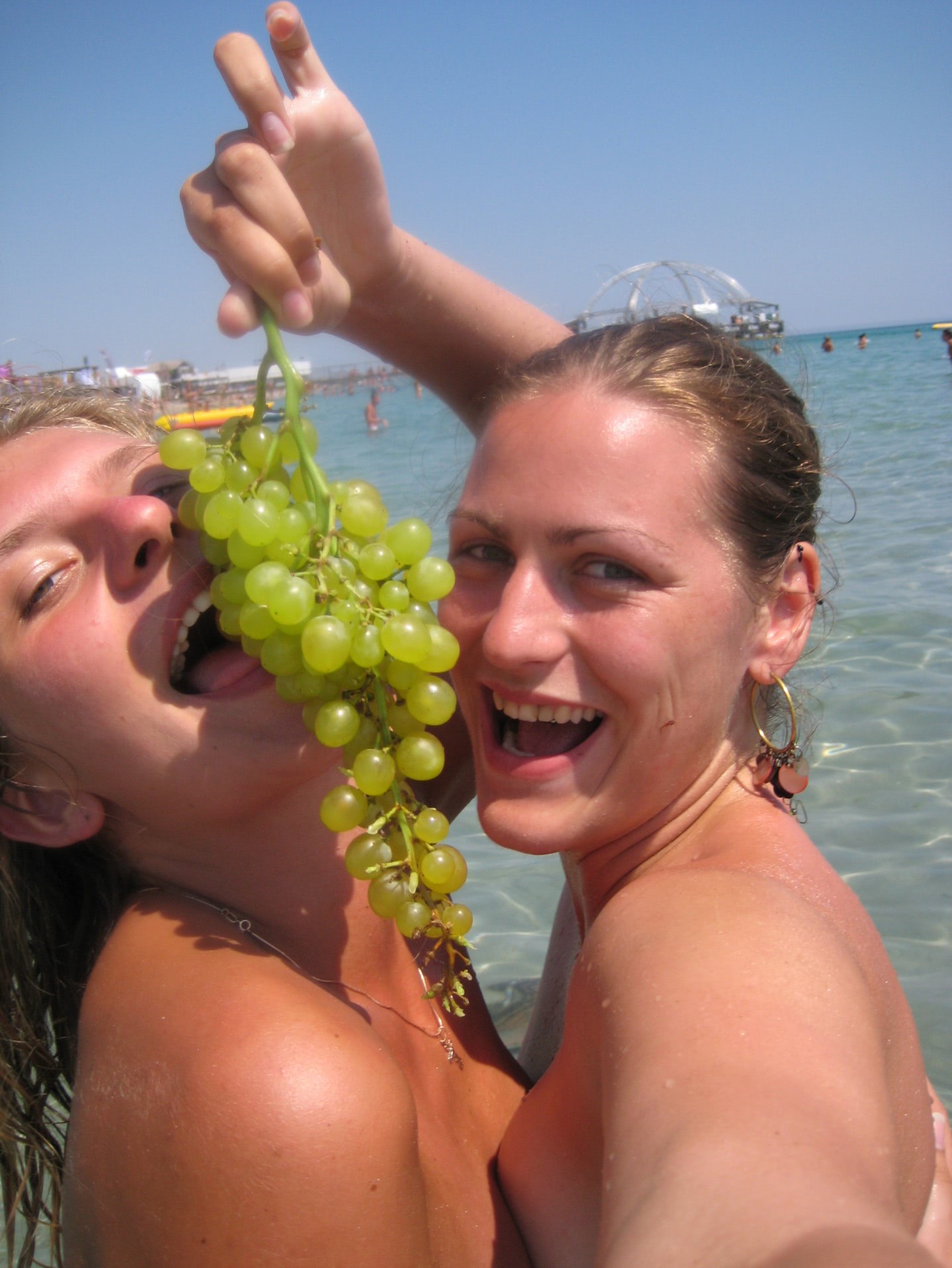 fete goale la mare striptease pe plaja ploiesti