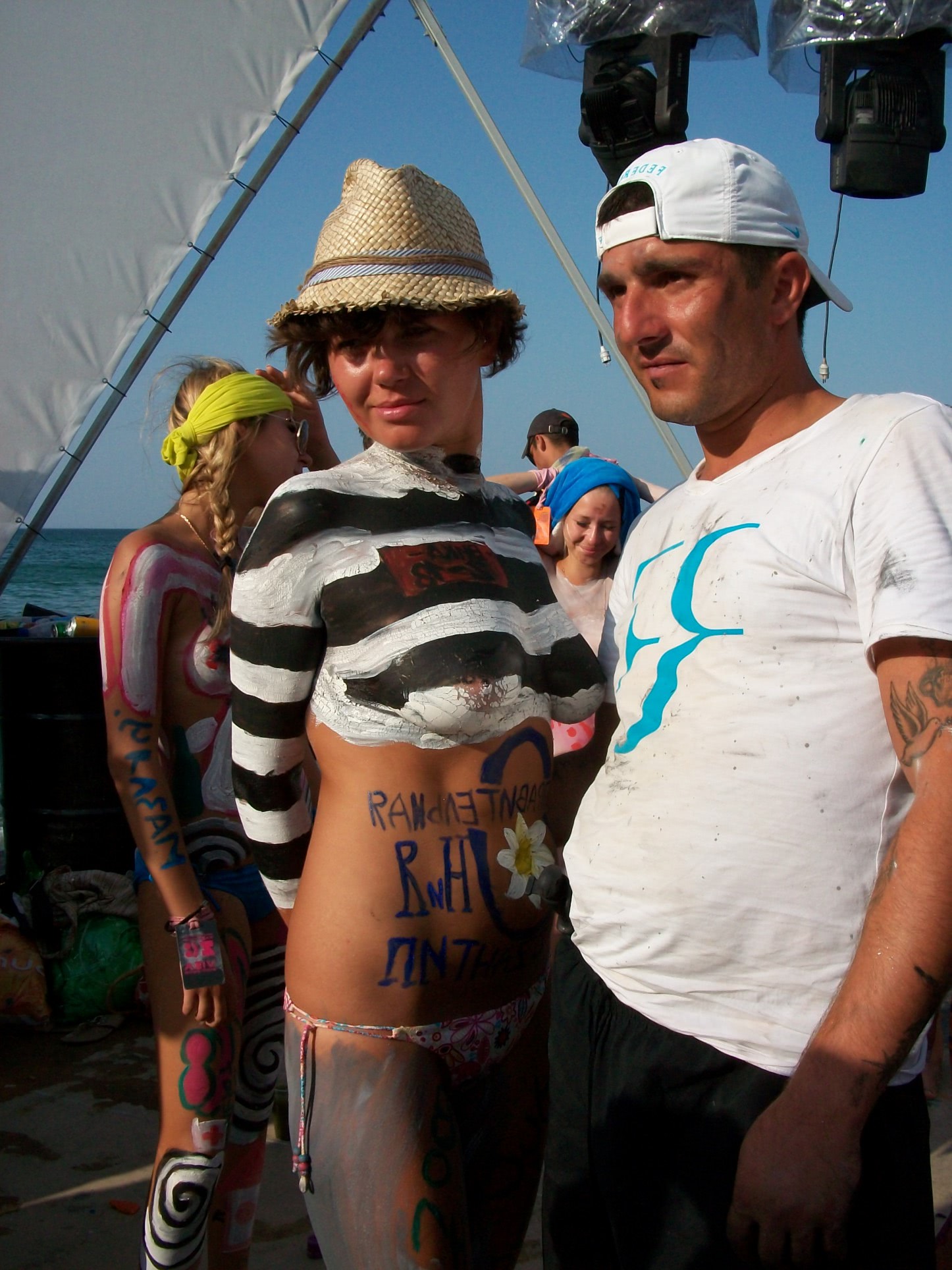 fete goale la mare striptease pe plaja poze