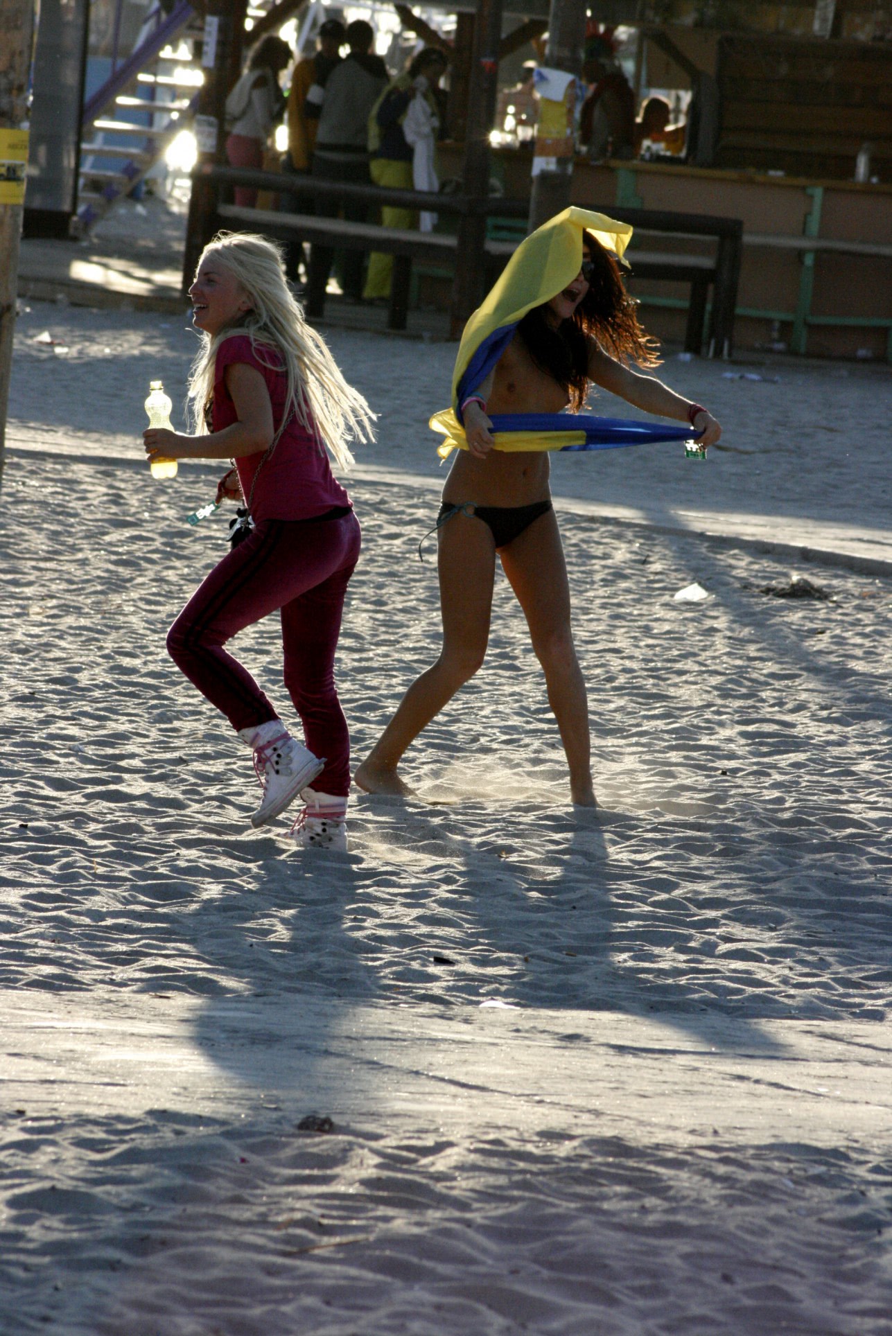 fete goale la mare striptease pe plaja pula