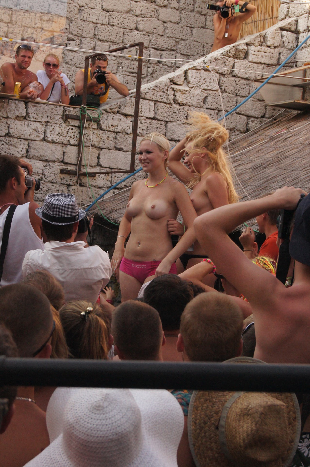 fete goale la mare striptease pe plaja singure