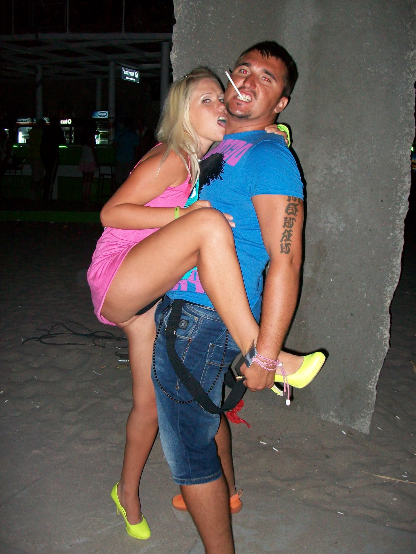 fete goale la mare striptease pe plaja virgine