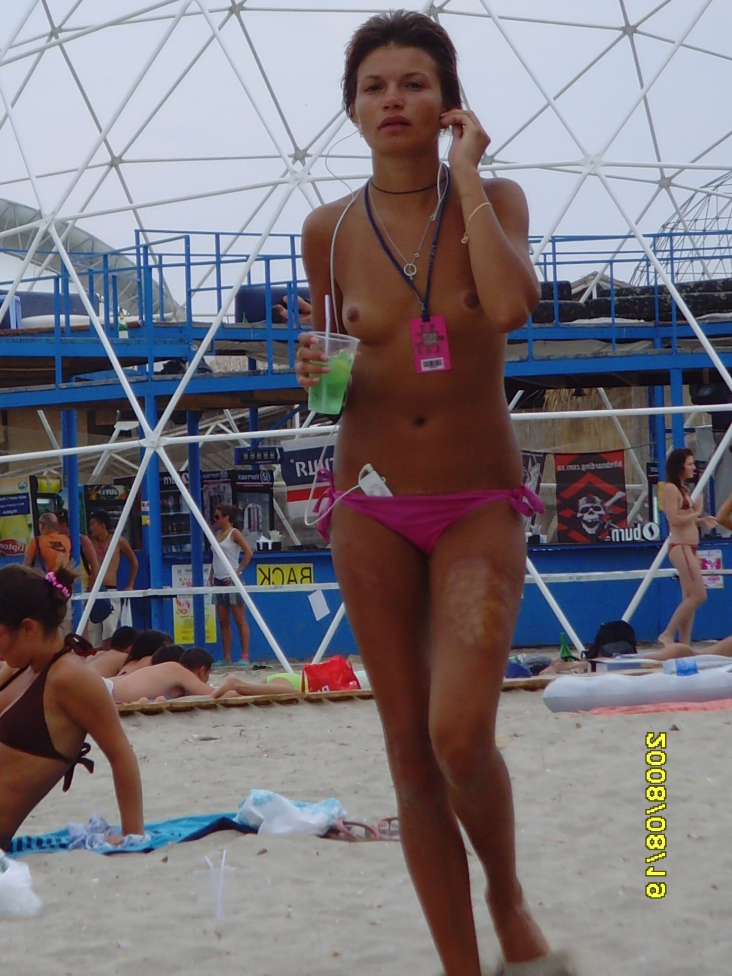 fete goale la mare striptease pe plaja whatsapp