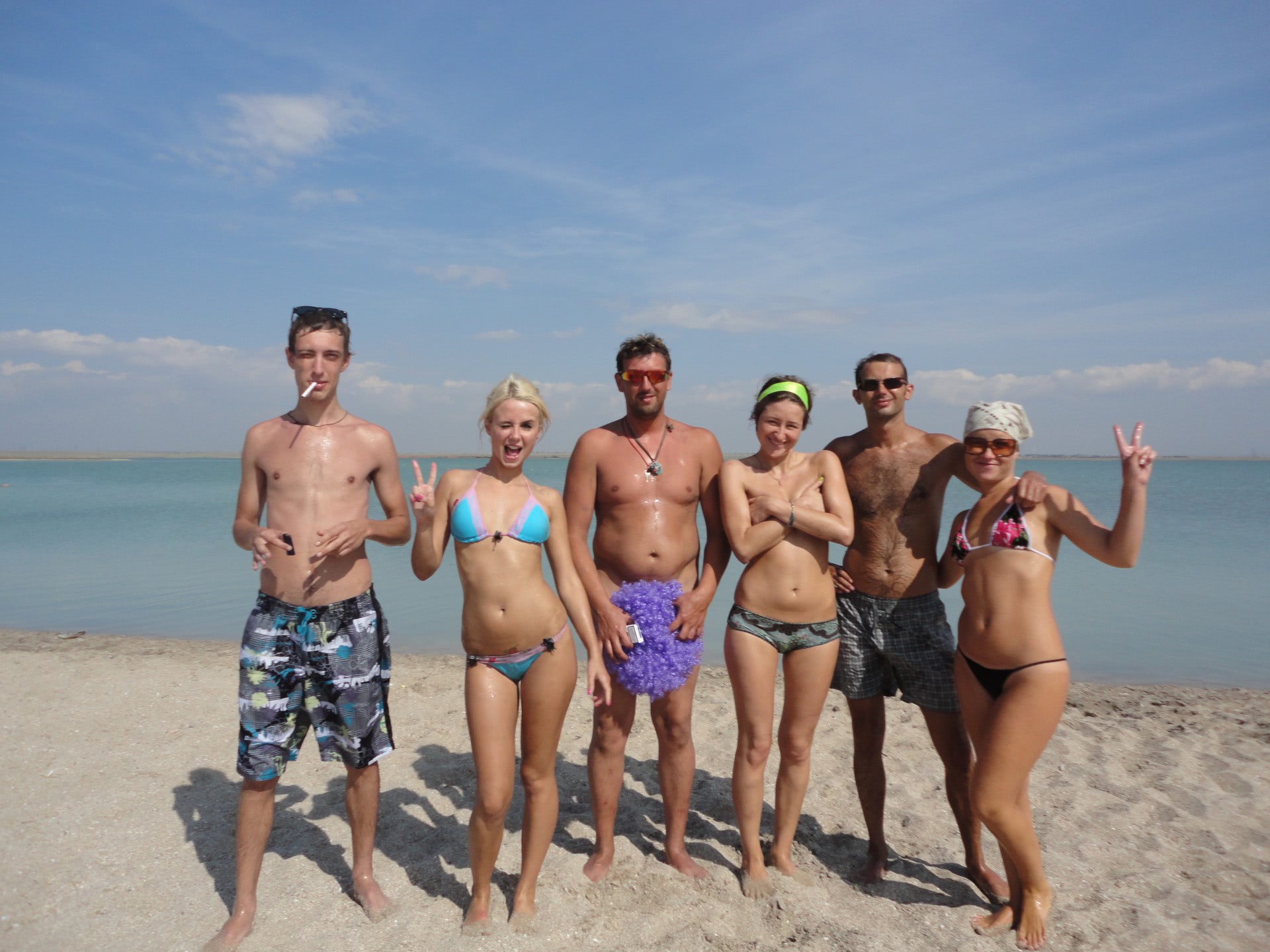 fete goale la plaja in apa casatorie