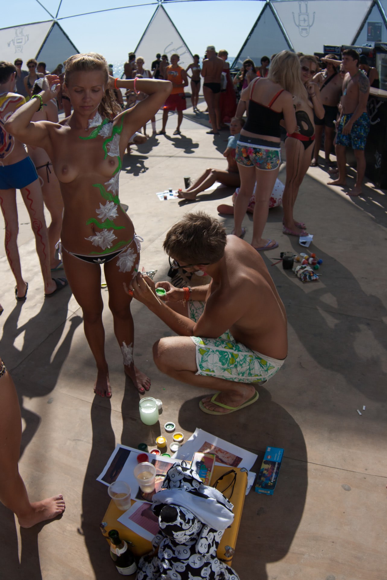 fete goale la plaja in apa frumoase