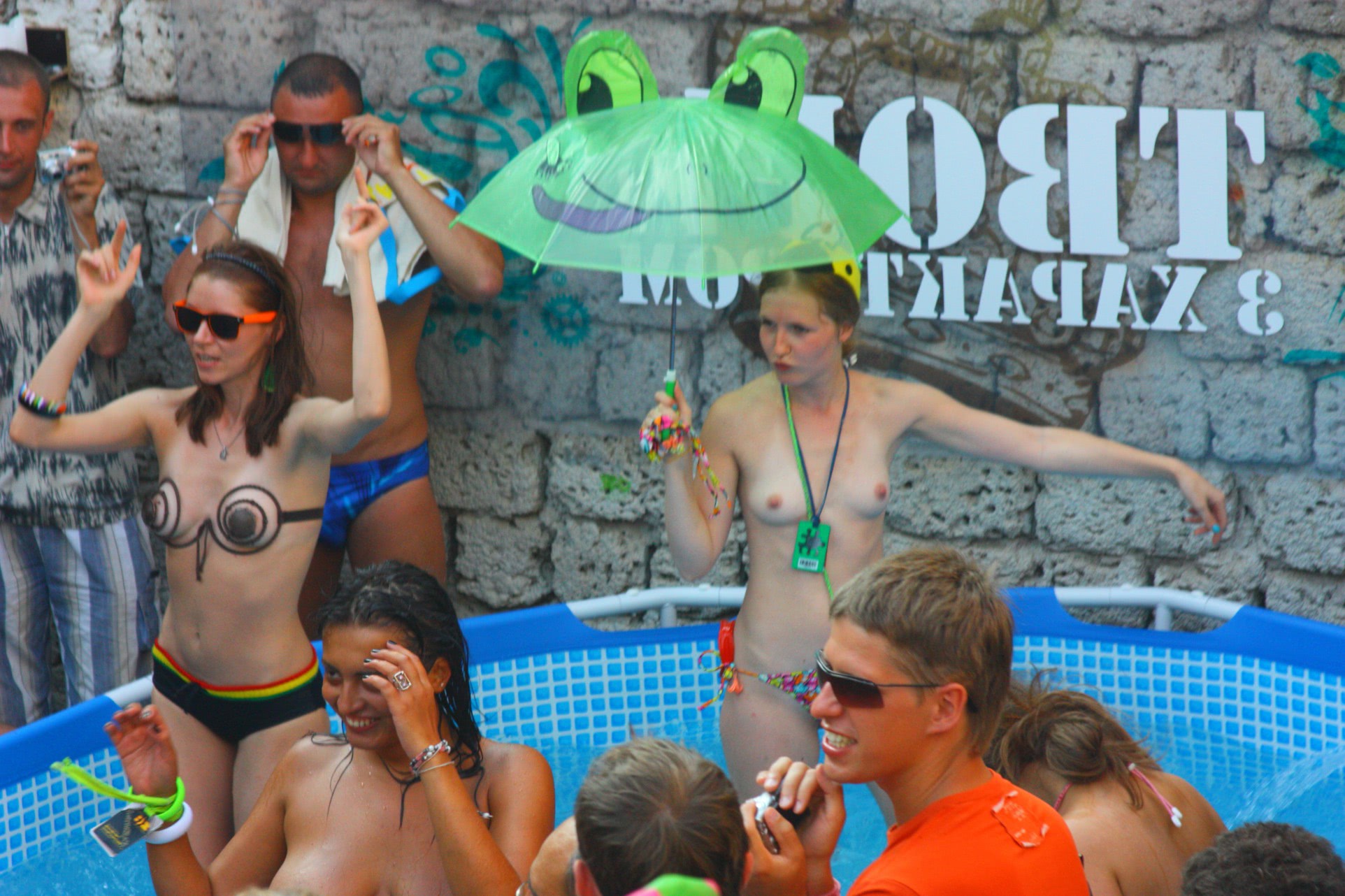 nud fete goale la plaja in apa