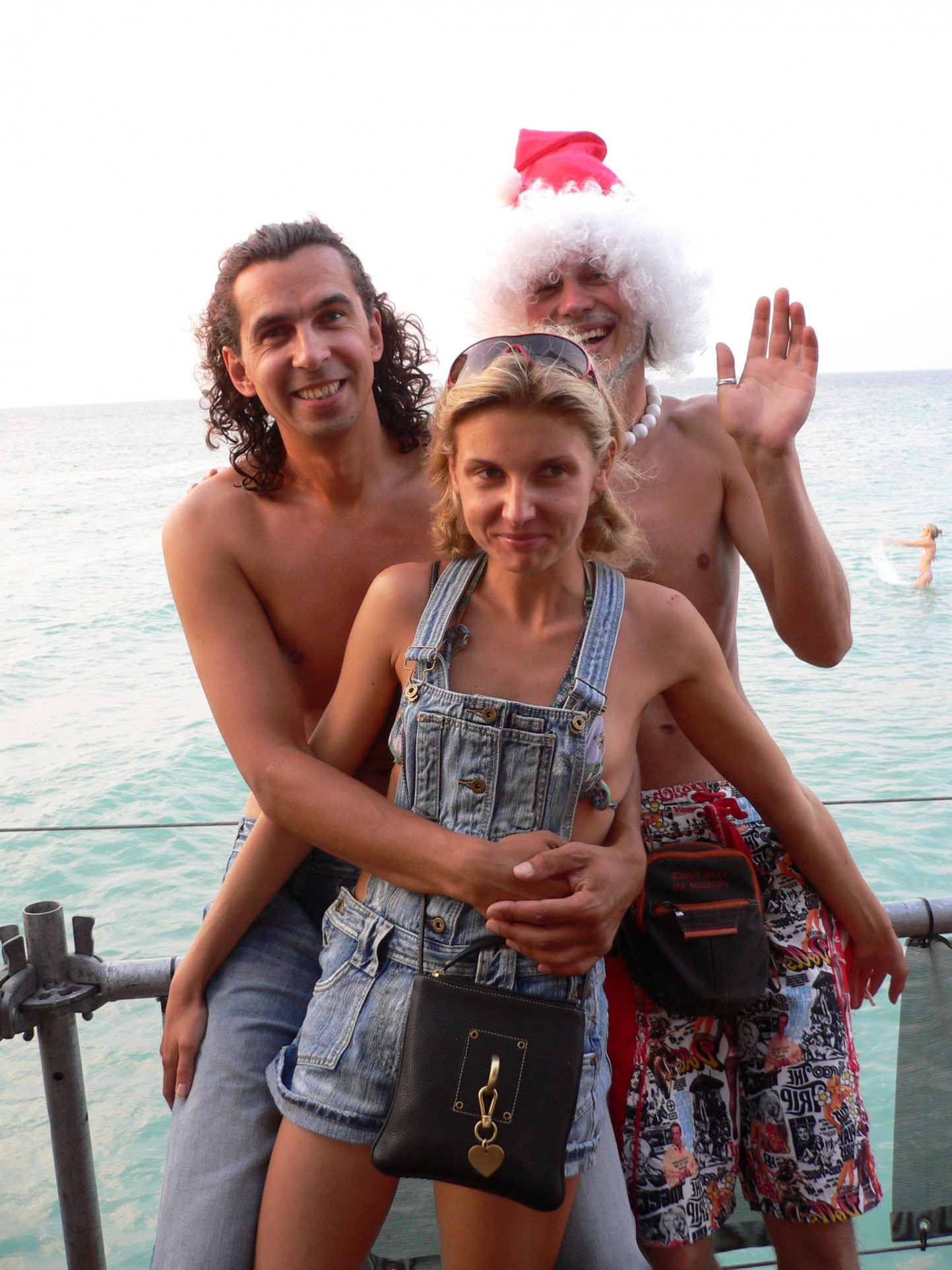 cur fete goale pe plaja