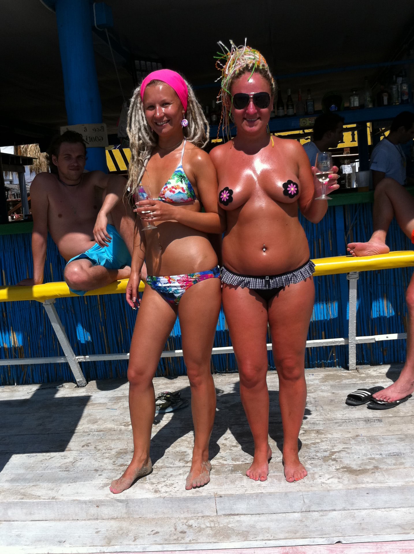 facebook fete goale pe plaja