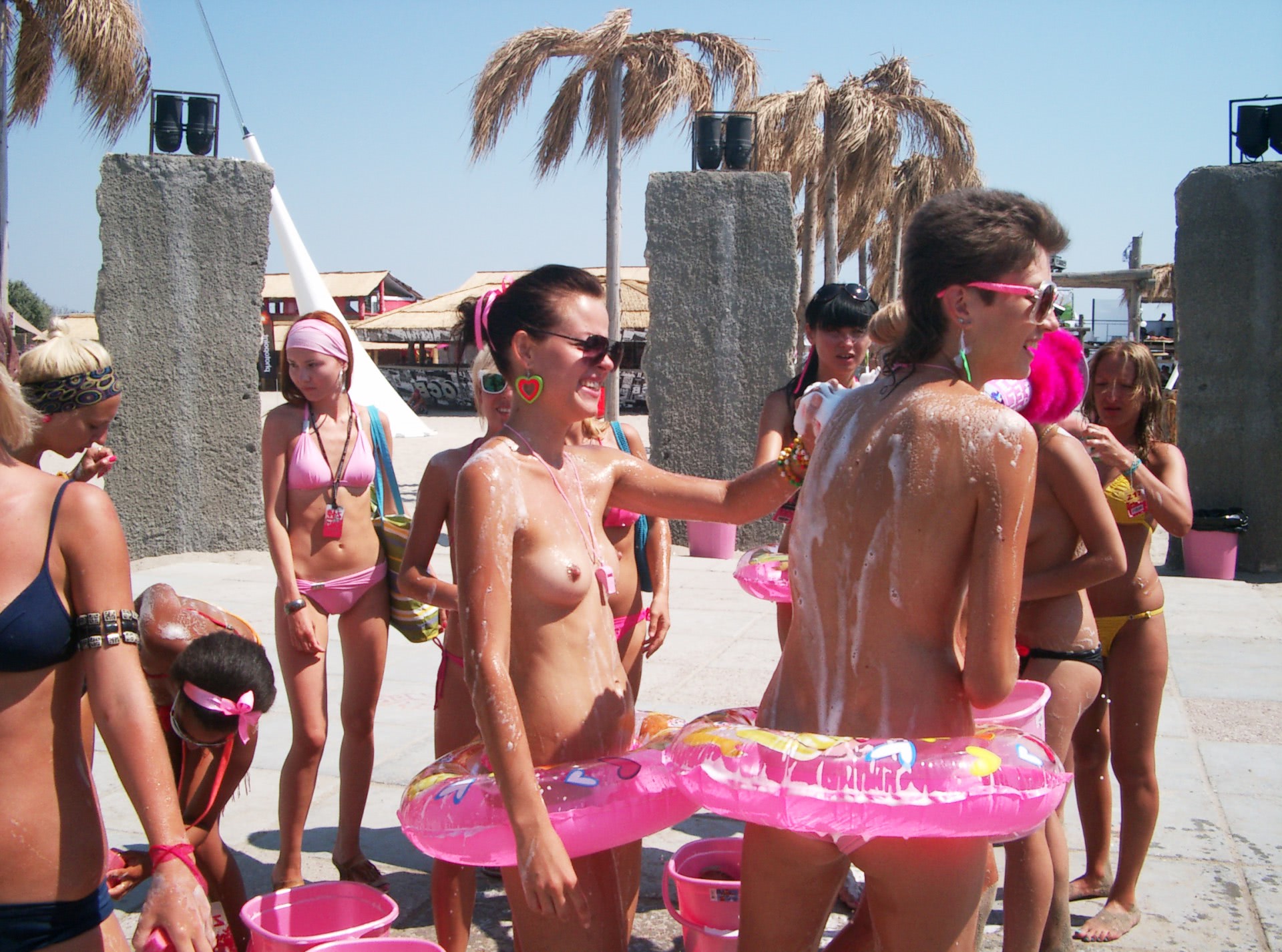 fete goale pe plaja constanta