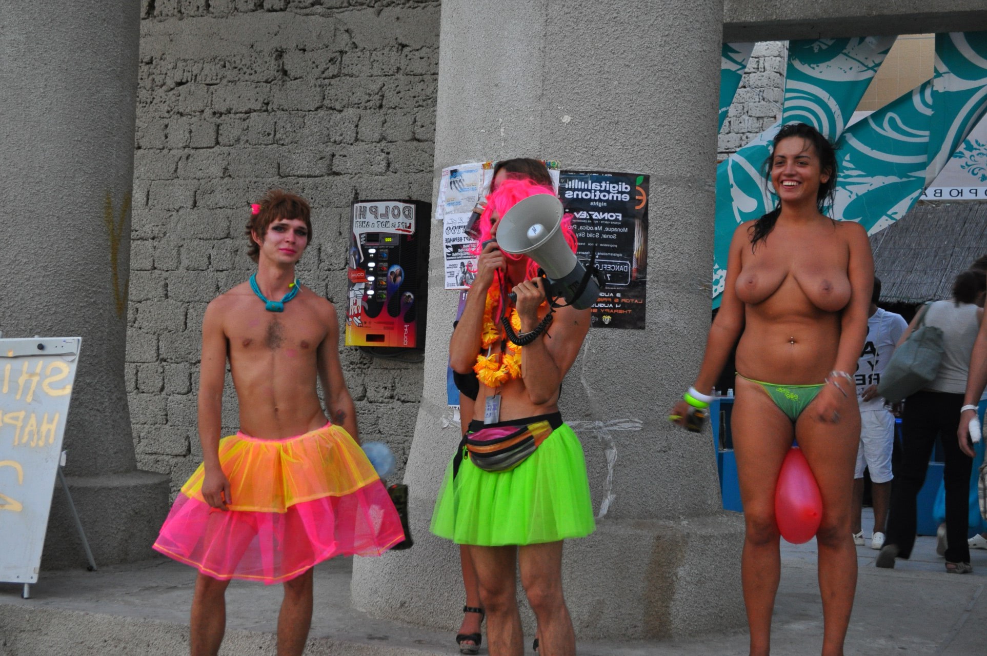 fete goale pe plaja femei