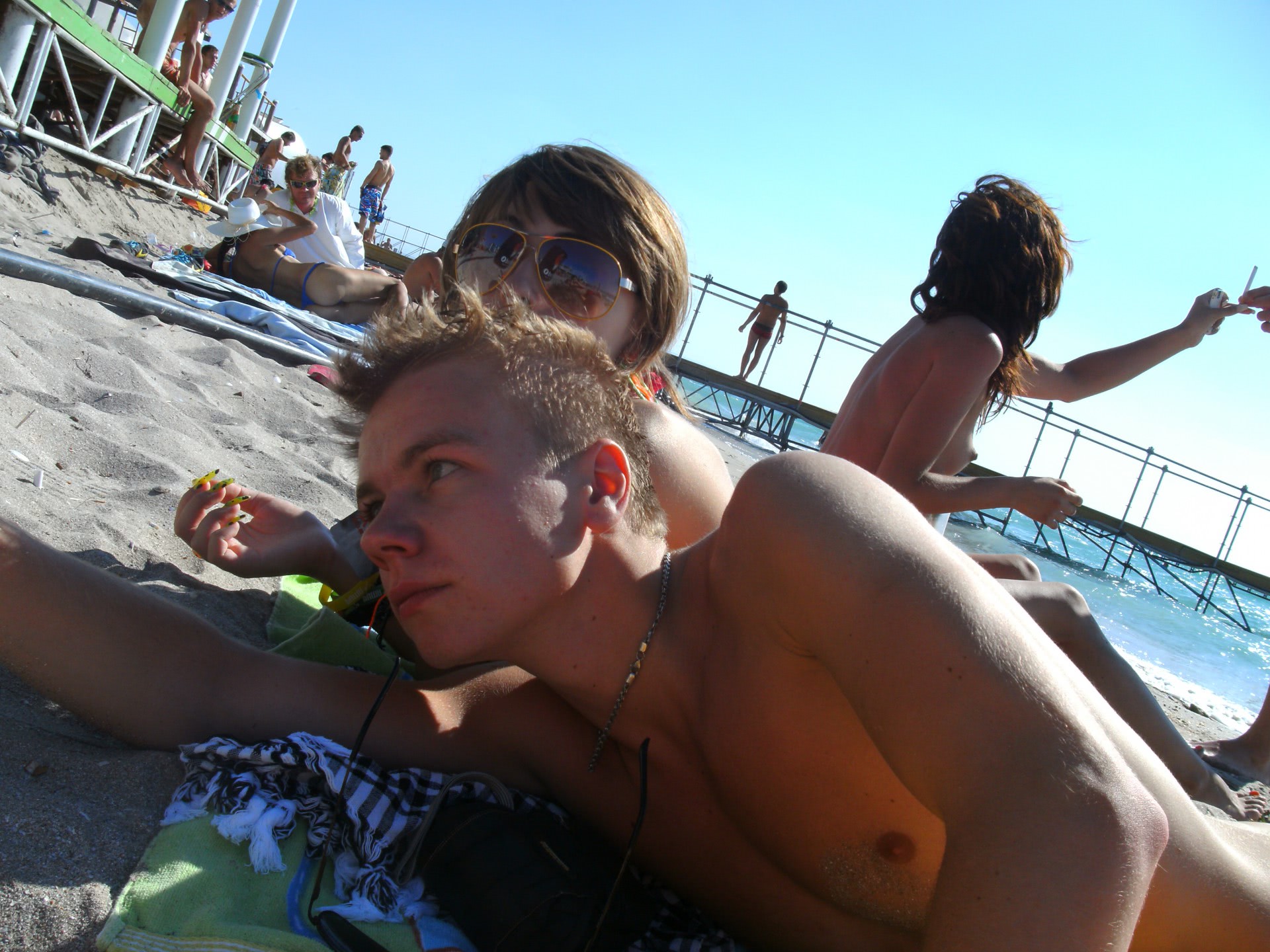 fete goale pe plaja imagini