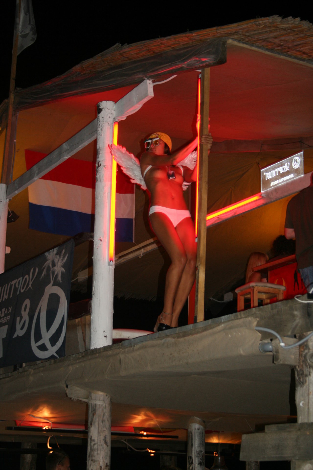 fete goale pe plaja mures