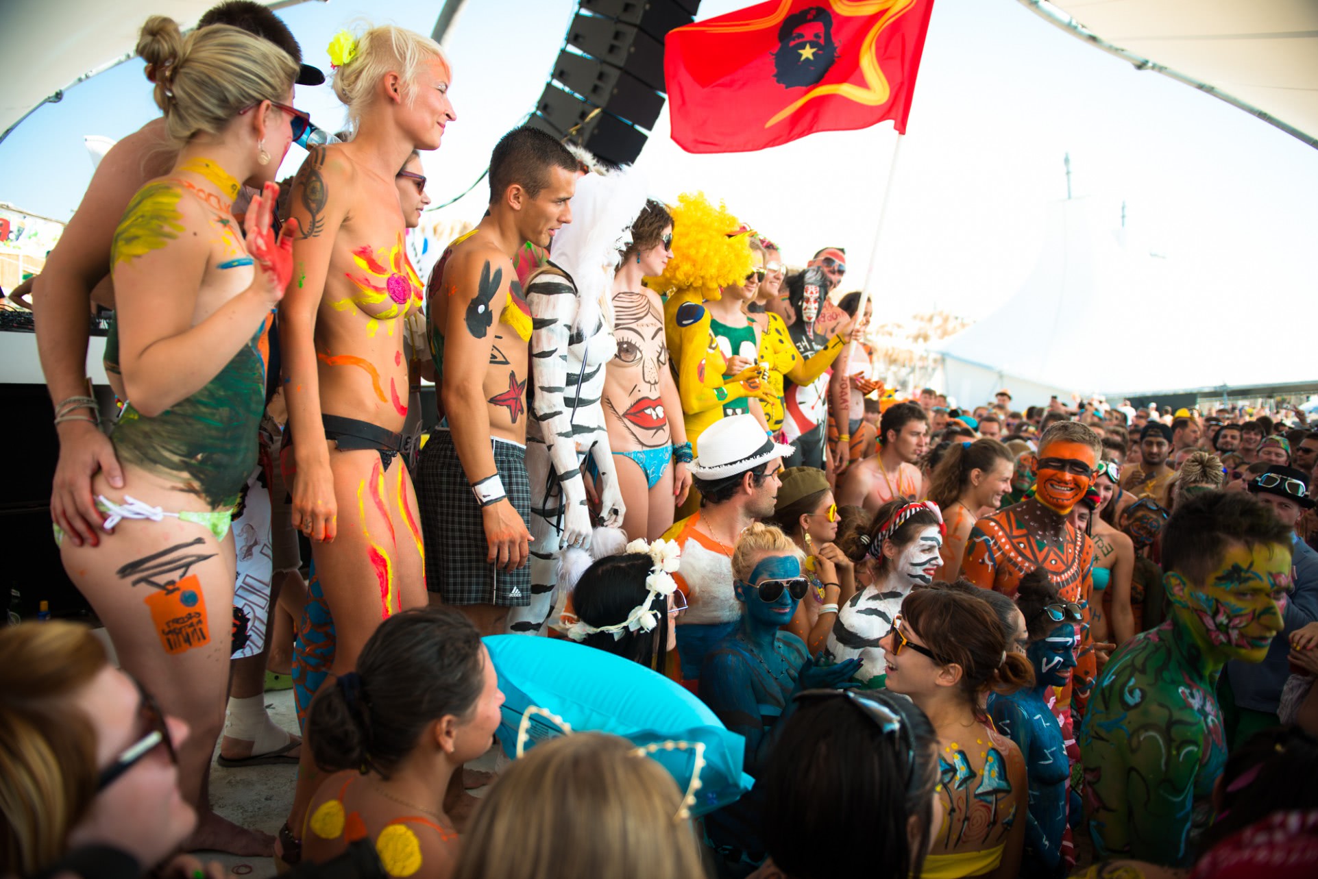 fete goale pe plaja poze