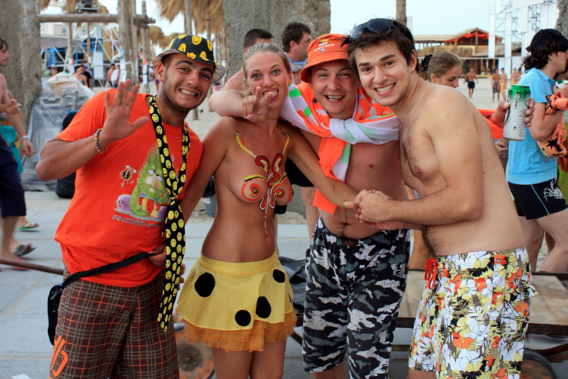 fete goale pe plaja tot