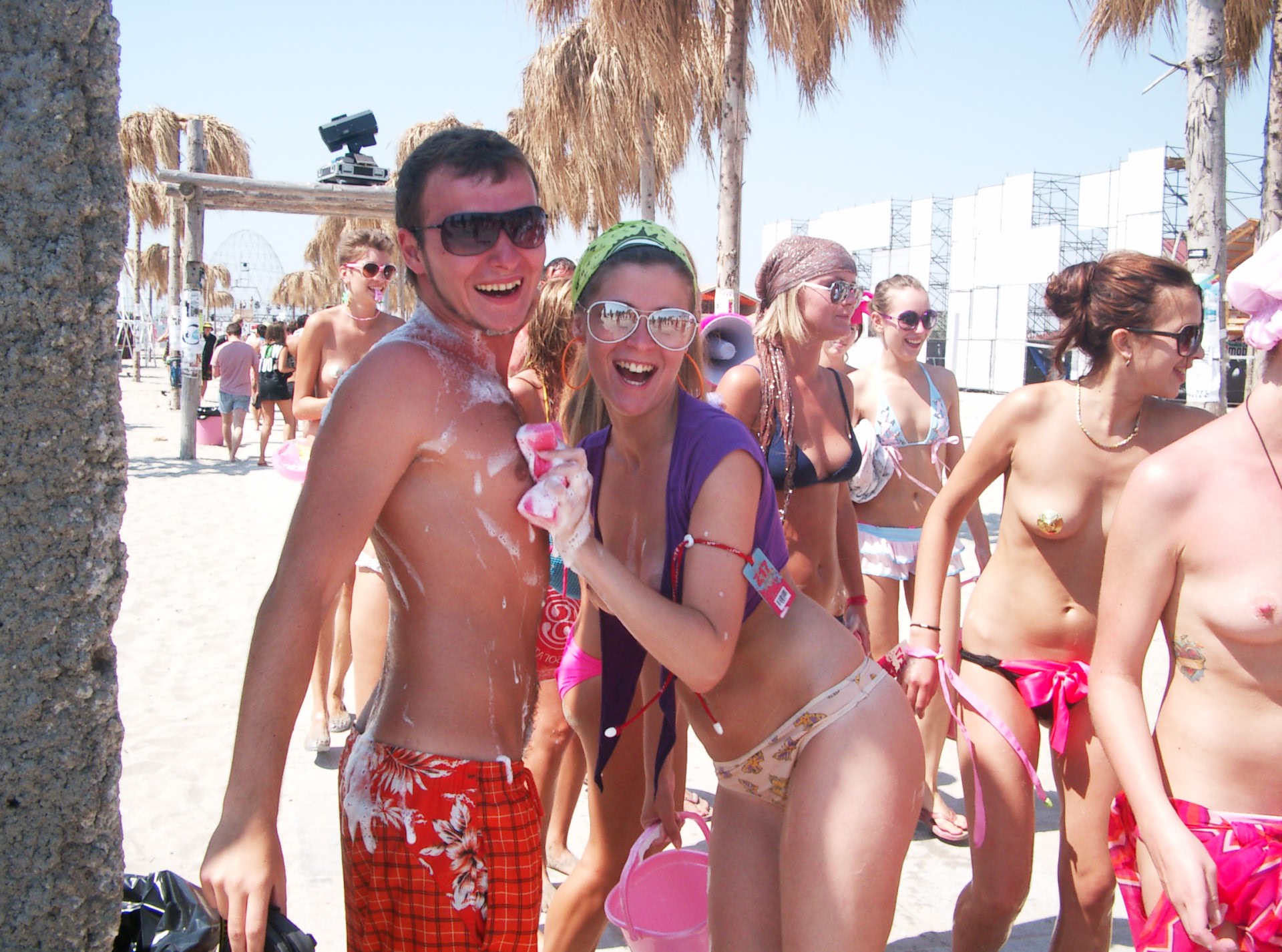 galati fete goale pe plaja