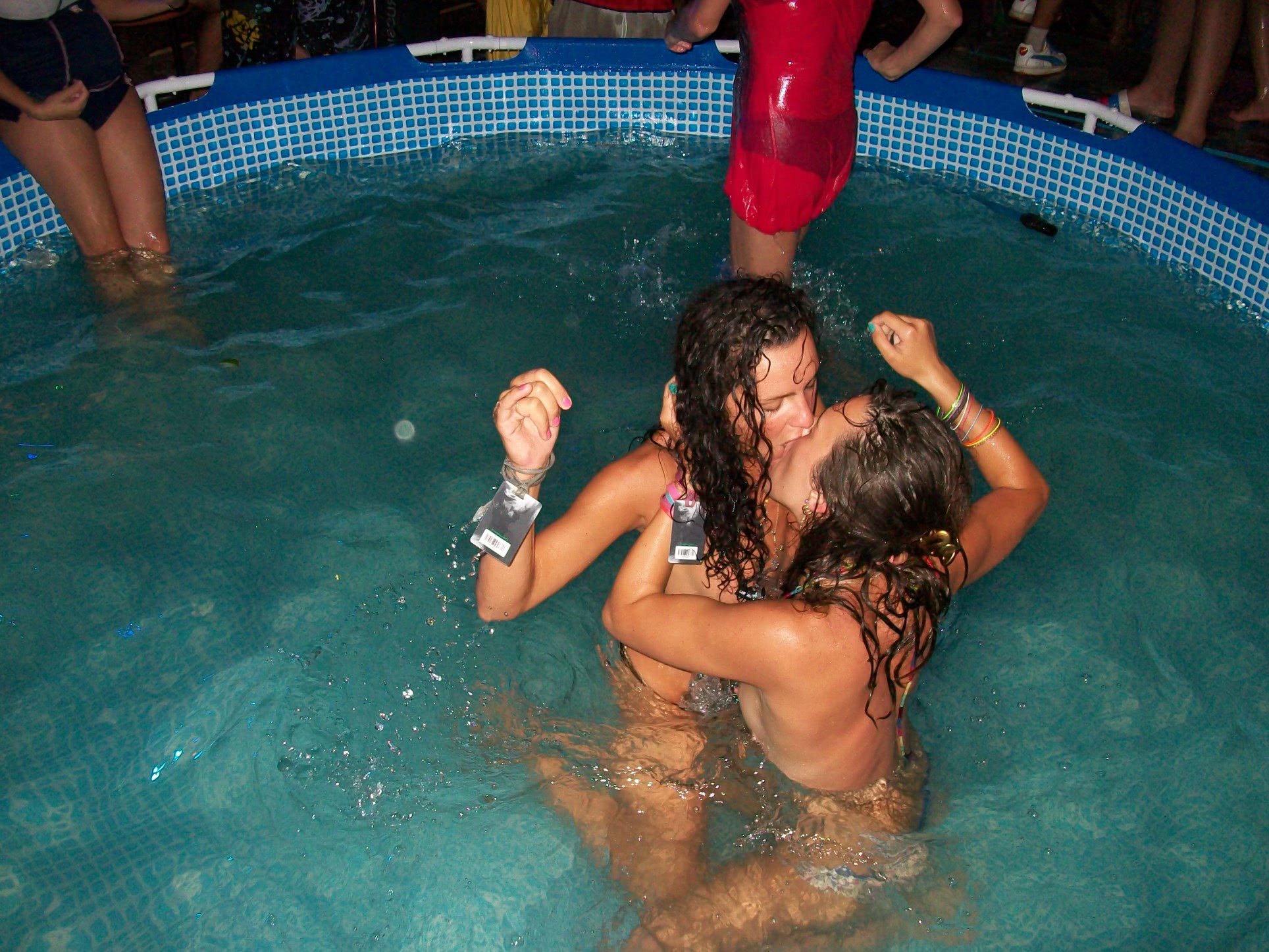 piscina fete goale pe plaja