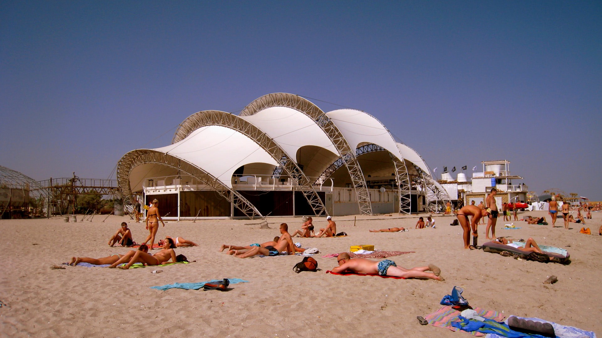 romance fete goale pe plaja