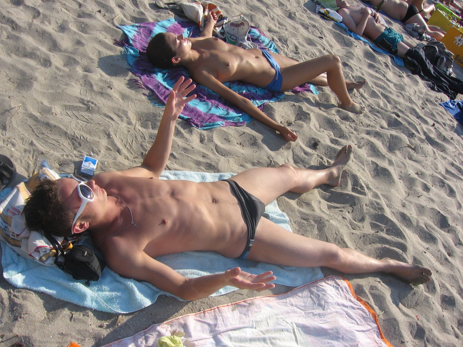 singure fete goale pe plaja