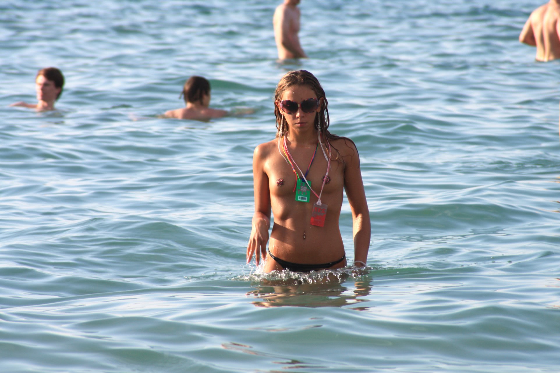 site fete goale pe plaja