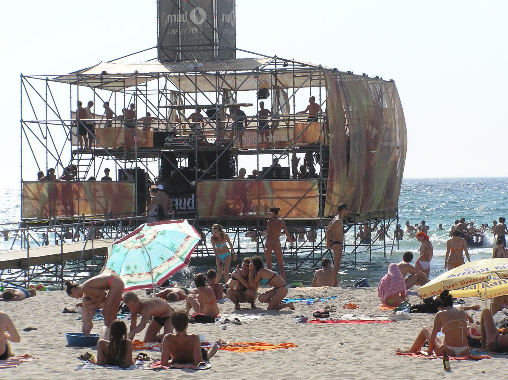 apa fete goale pe plaja nisip