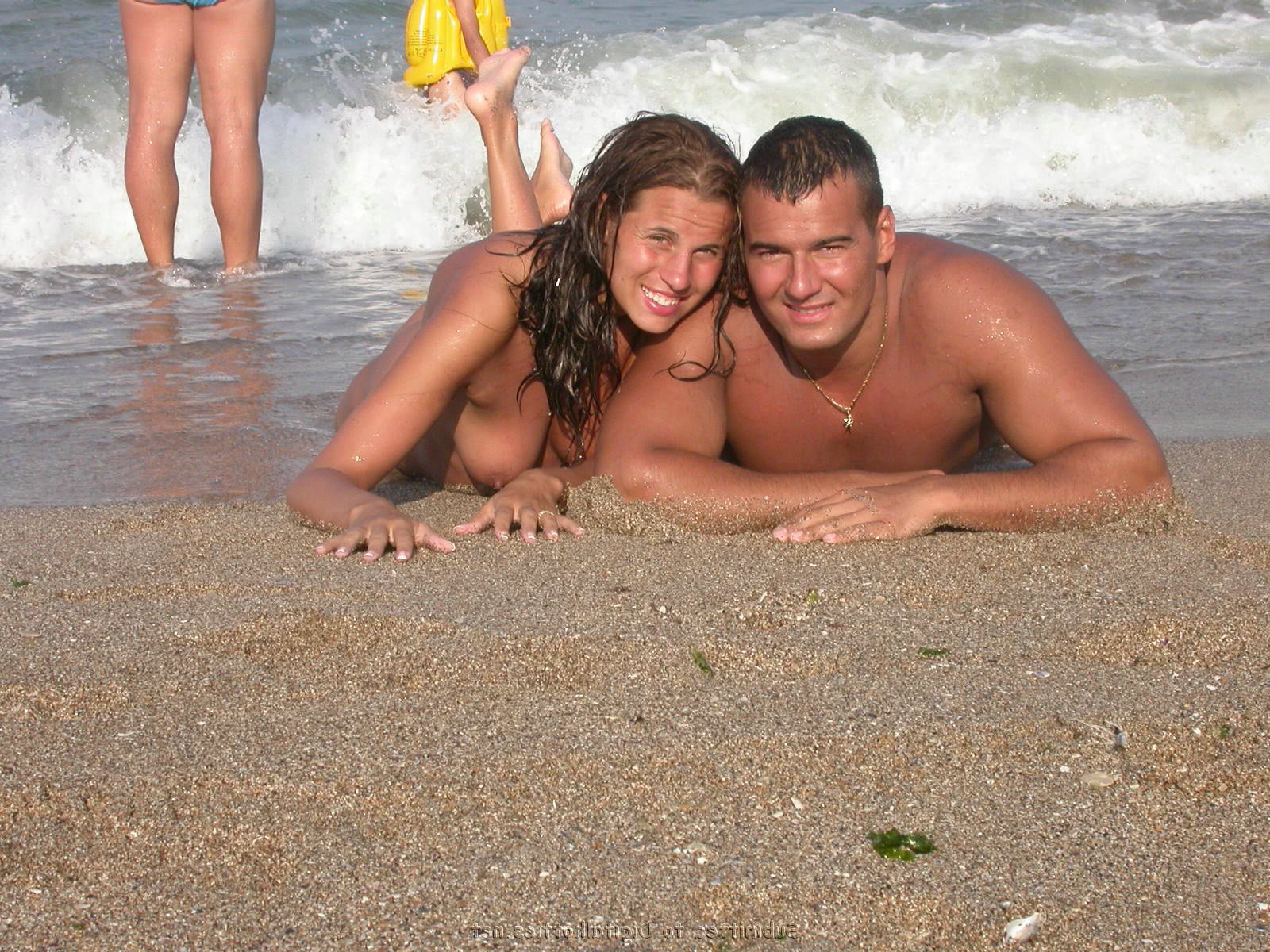 companie fete goale pe plaja nisip