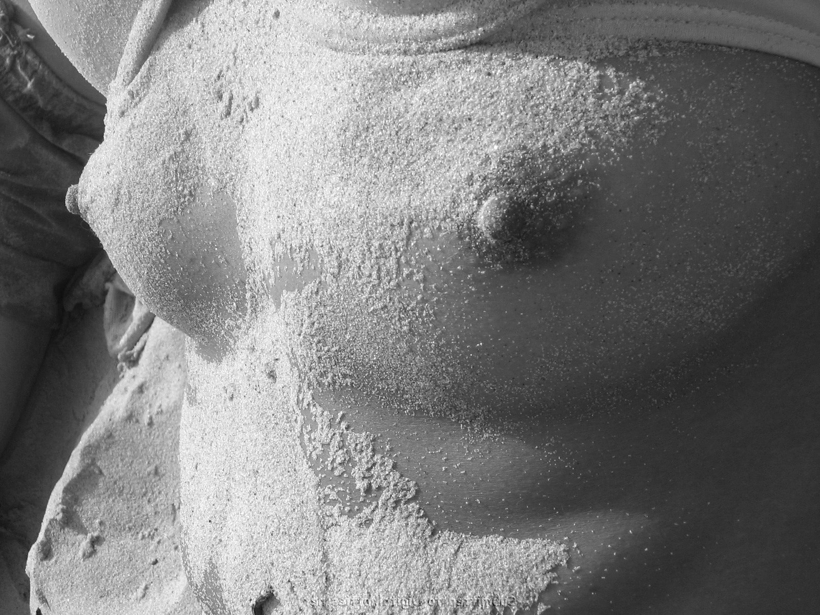 fete goale pe plaja nisip cur