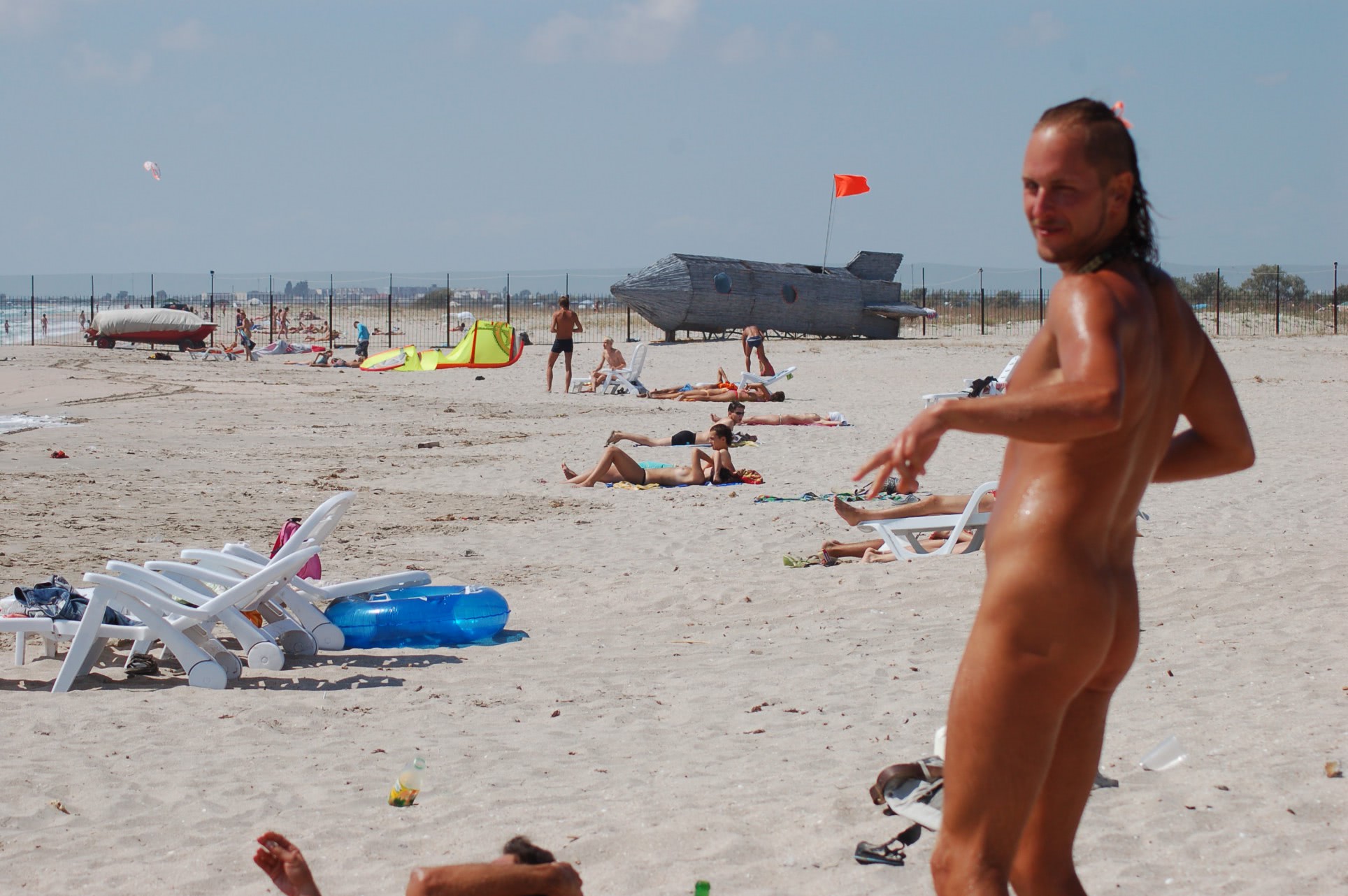 fete goale pe plaja nisip numere