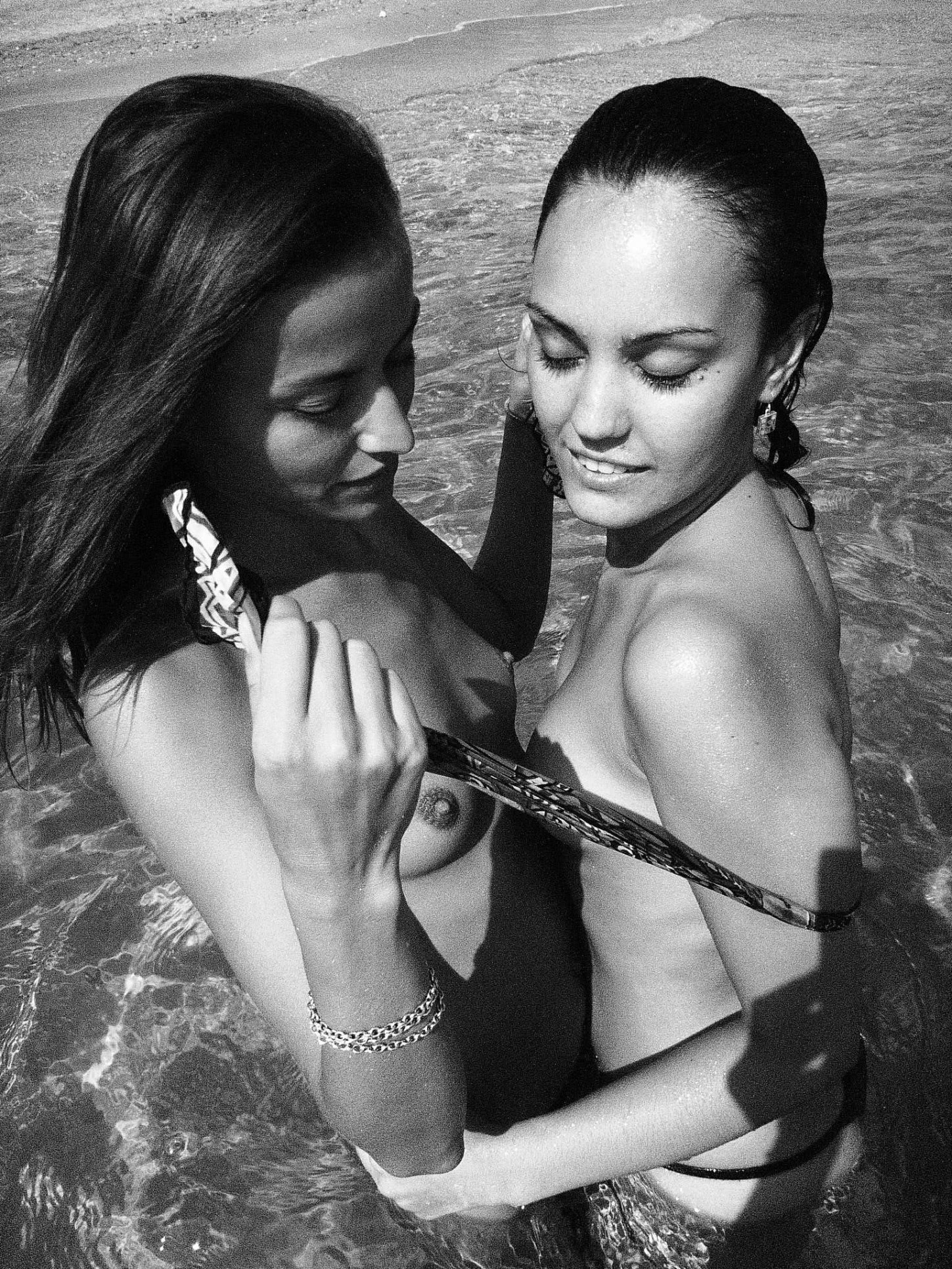 fete goale pe plaja nisip suceava