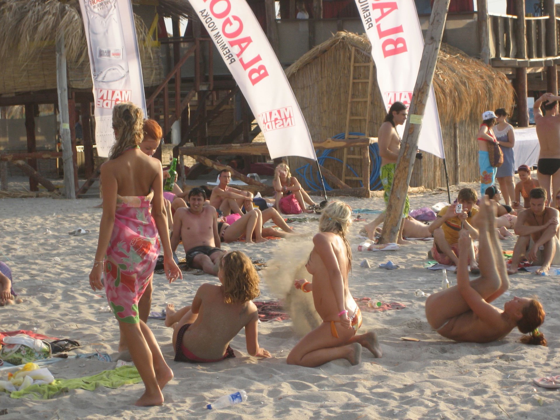 fete goale pe plaja nisip virgine