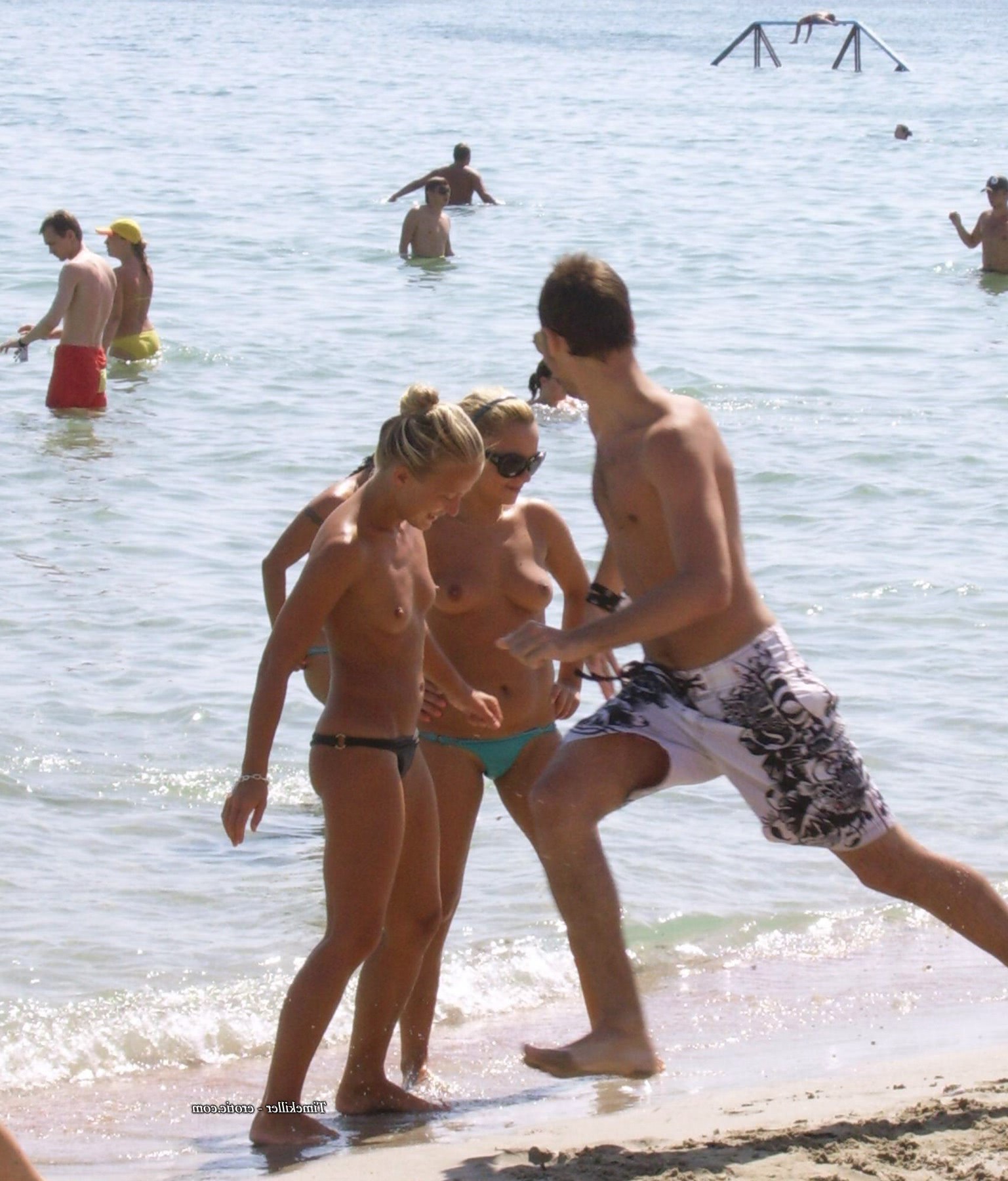 fetele fete goale pe plaja nisip