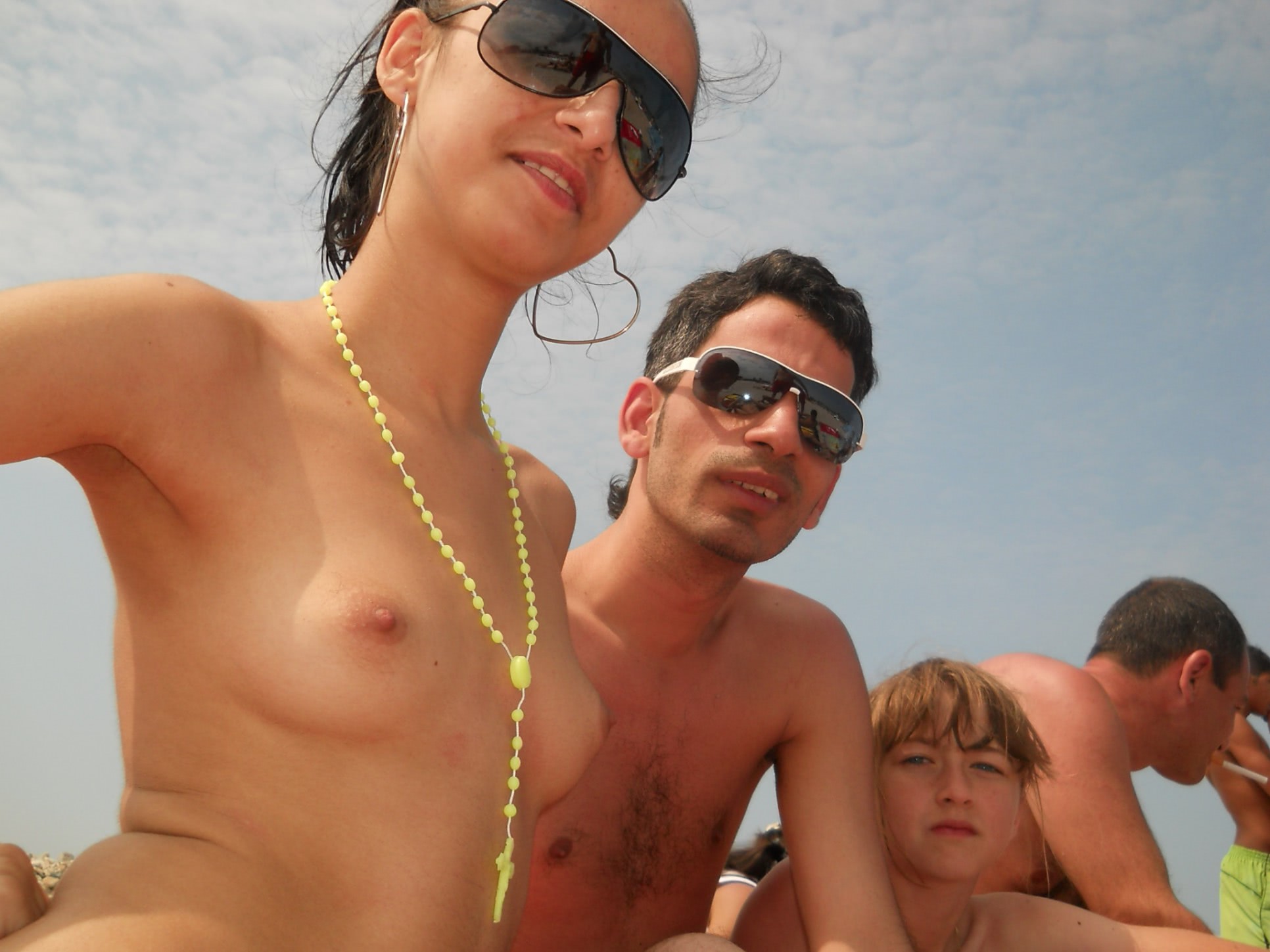 galerie fete goale pe plaja nisip