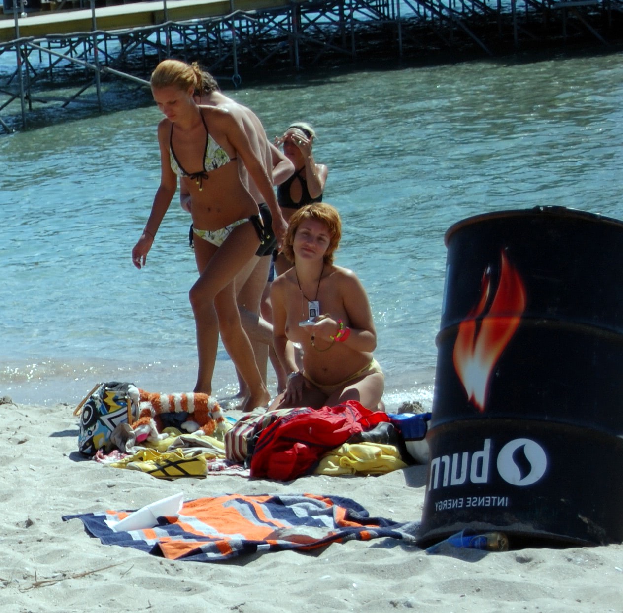 nud fete goale pe plaja nisip