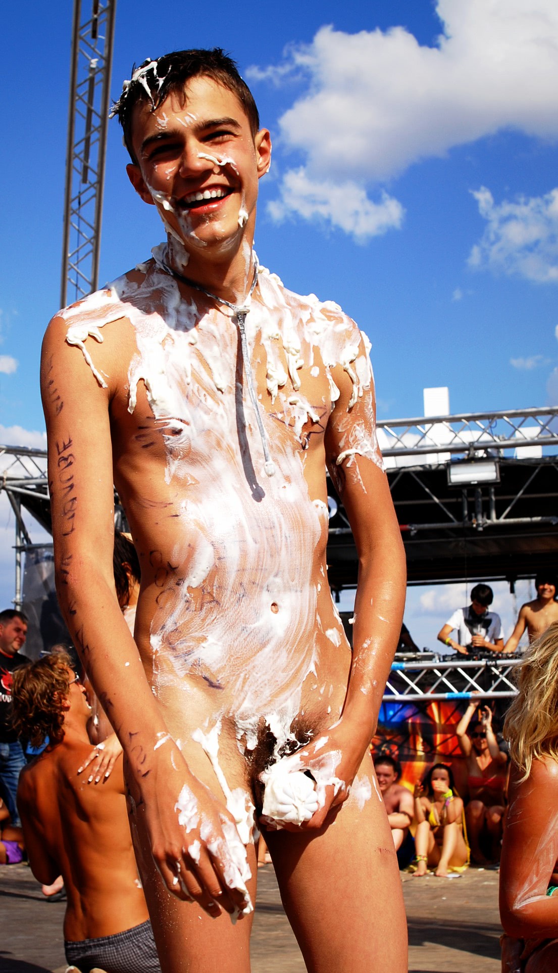 apa fete goale pe plaja vreau sa ma fut pe nisip