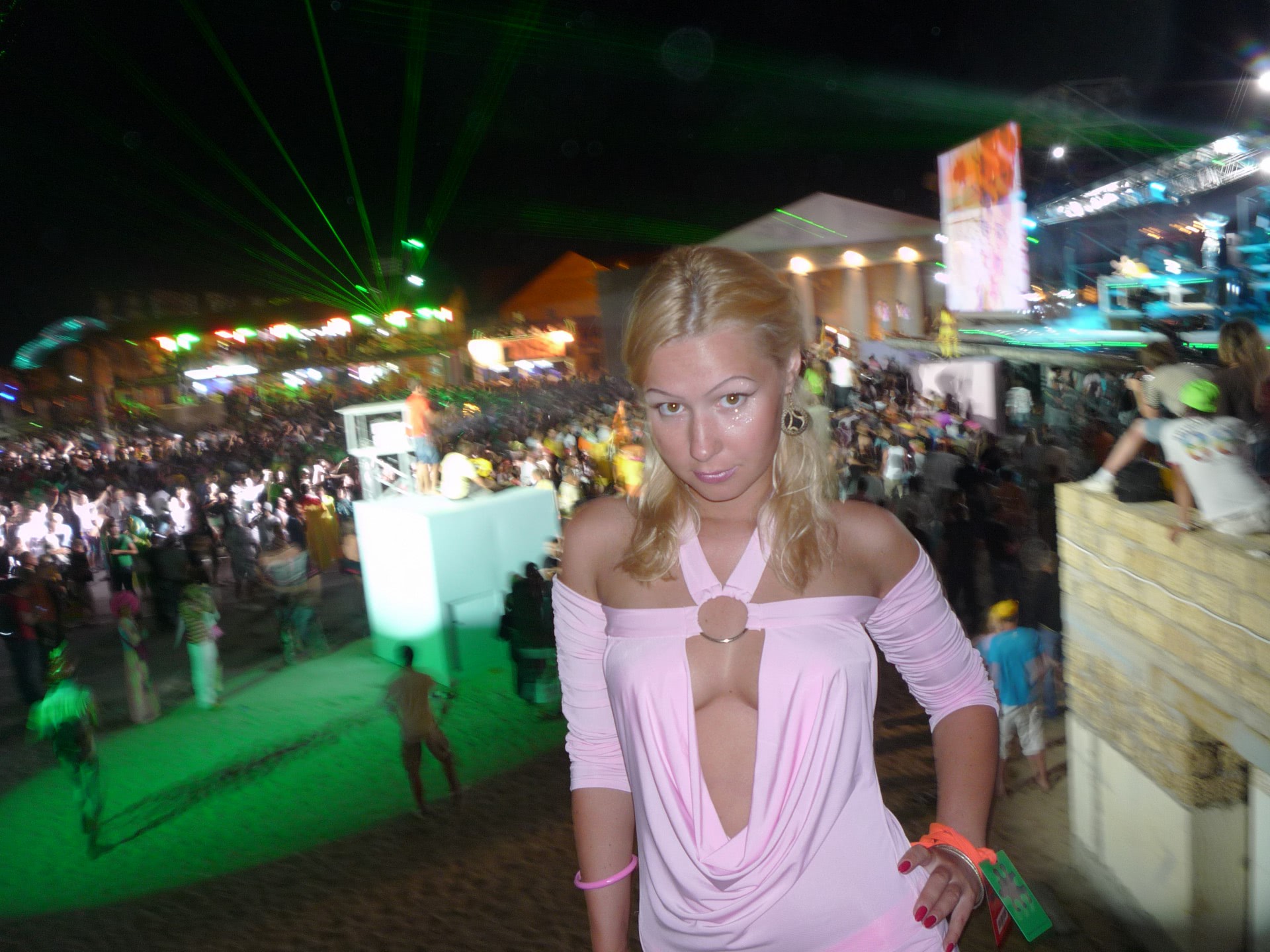 fete goale pe plaja vreau sa ma fut pe nisip nud