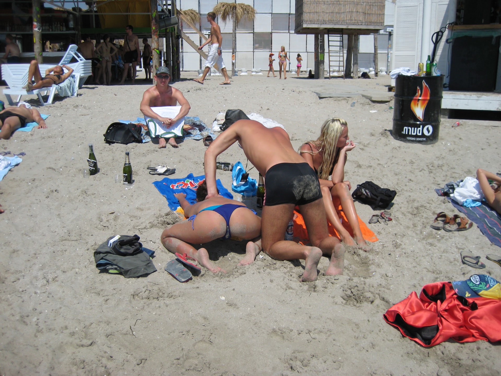 fete goale pe plaja vreau sa ma fut pe nisip tinere