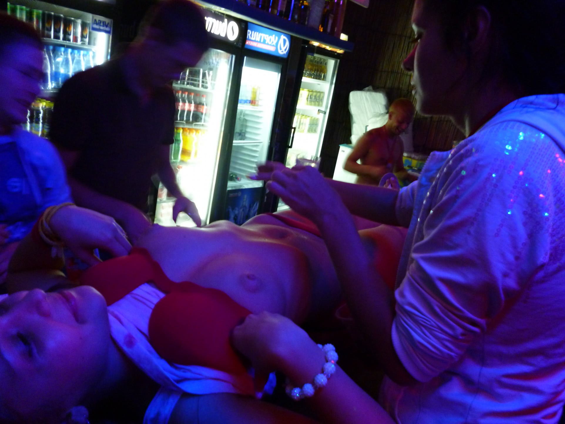 singure fete goale pe plaja vreau sa ma fut pe nisip