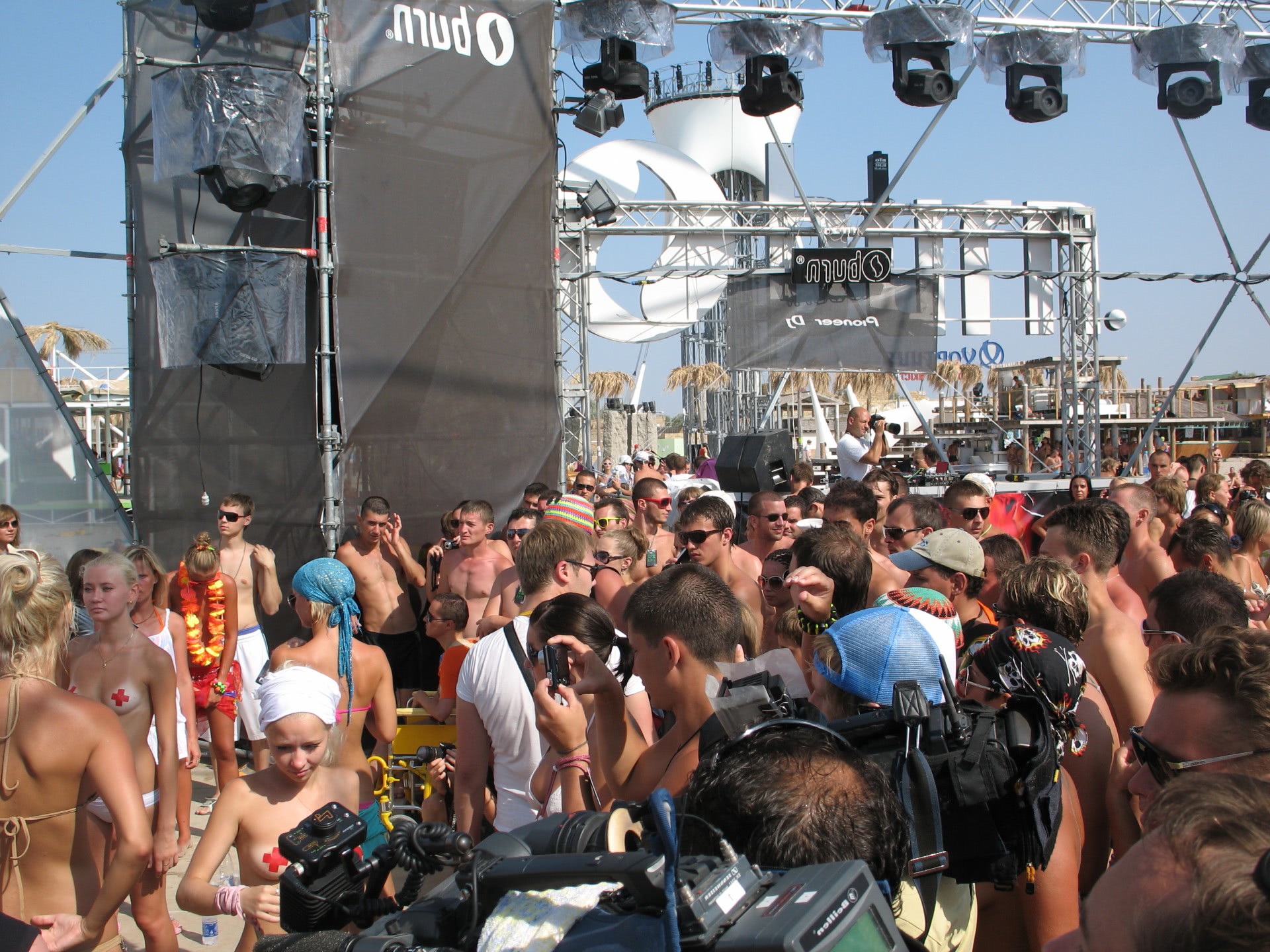 xxx fete goale pe plaja vreau sa ma fut pe nisip