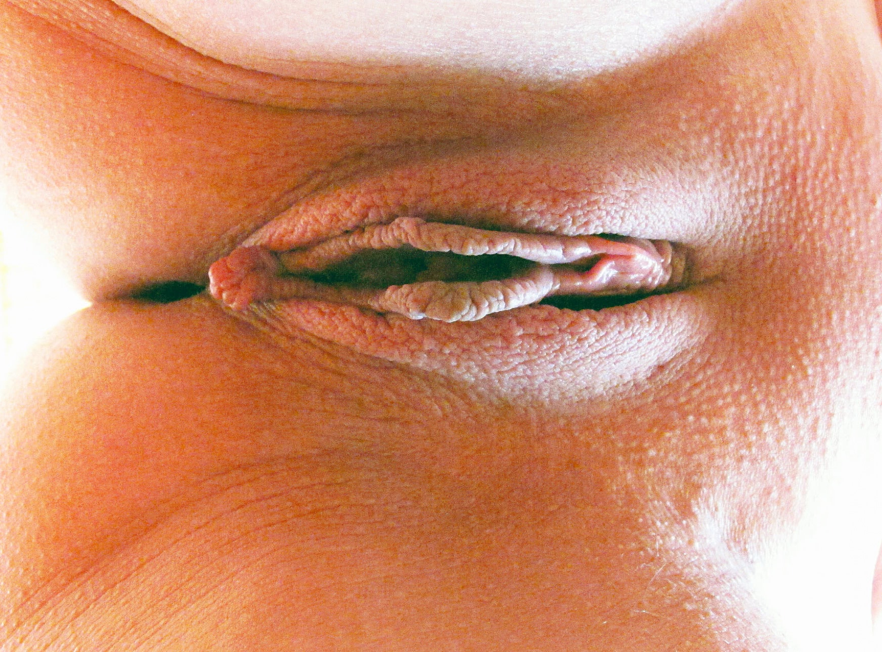 fete se pisa in gura