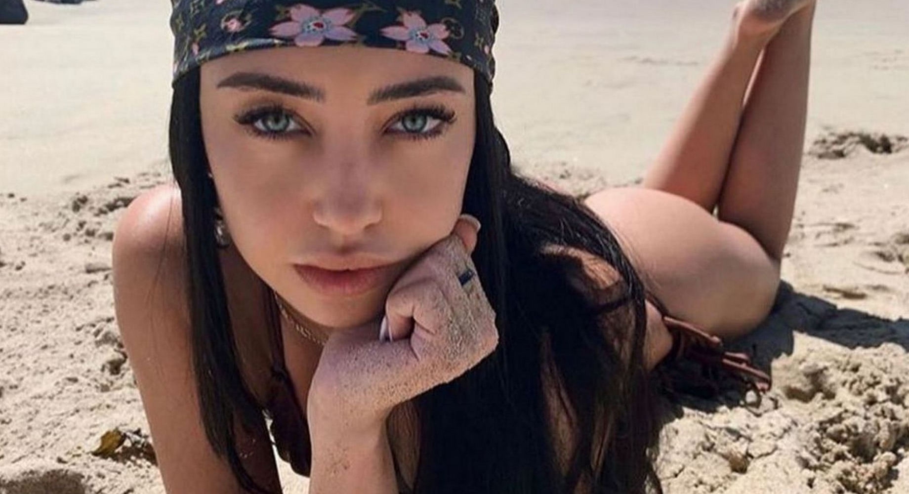 blonda fututa in gura pe marginea patului jpg blonda fututa in gura pe marginea patului