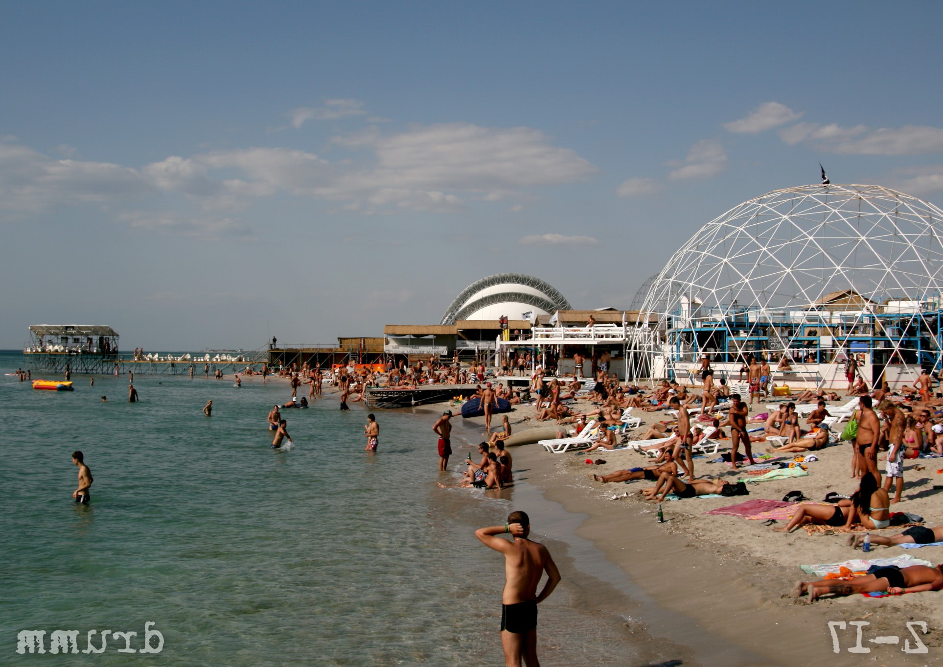 gagica sa e in sanii goi pe plaja femei