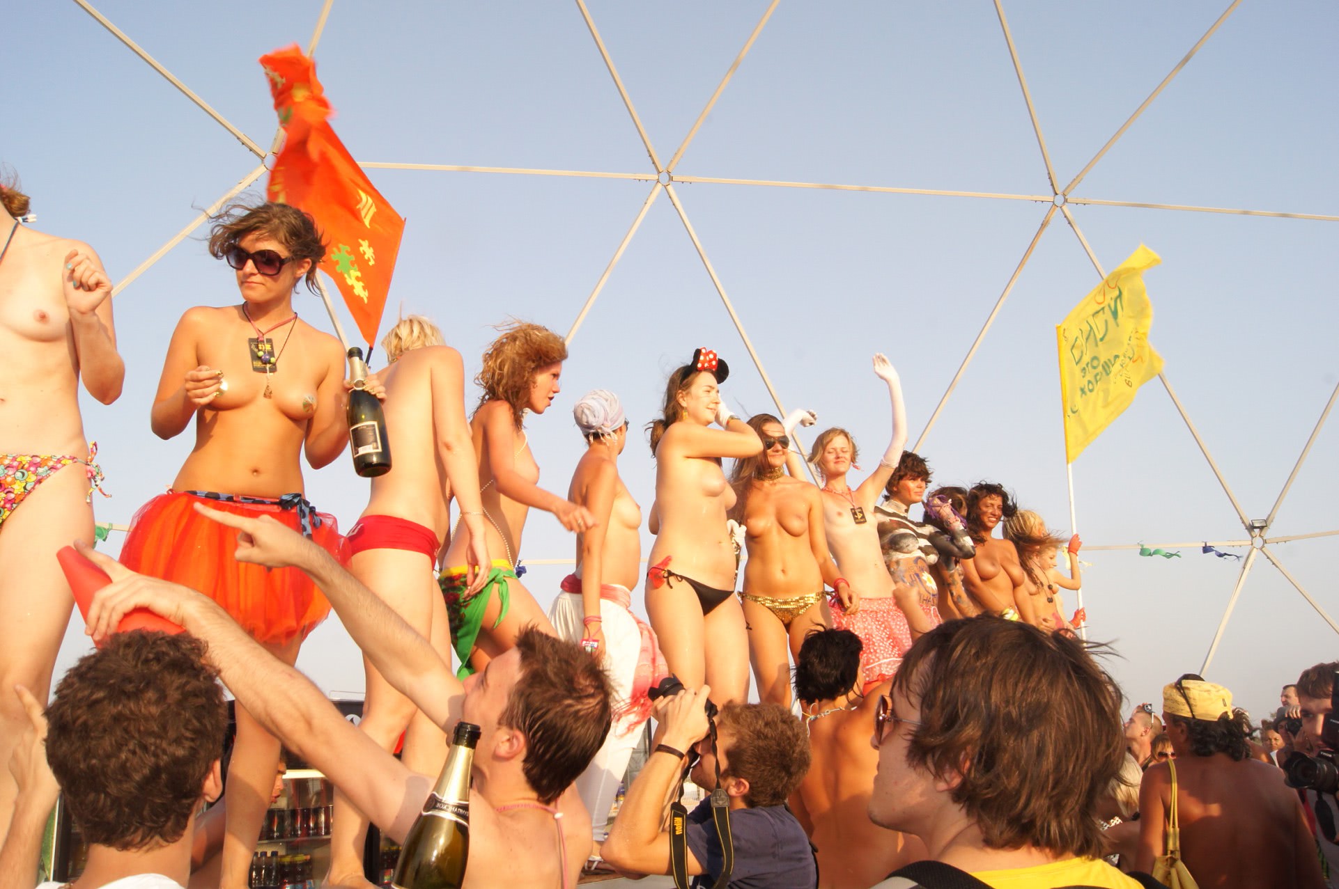 gagica sa e in sanii goi pe plaja poza