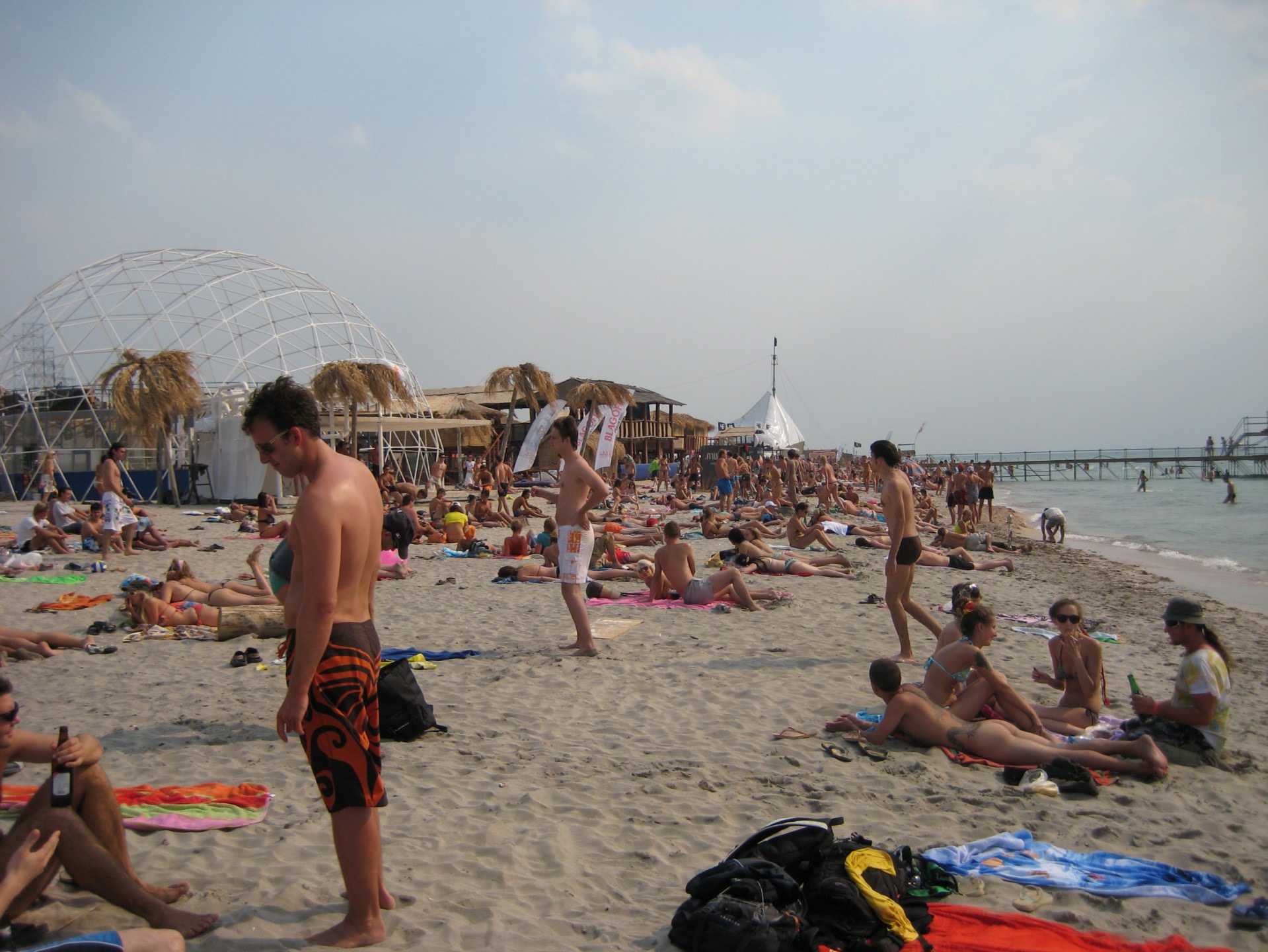 goala gagica sa e in sanii goi pe plaja