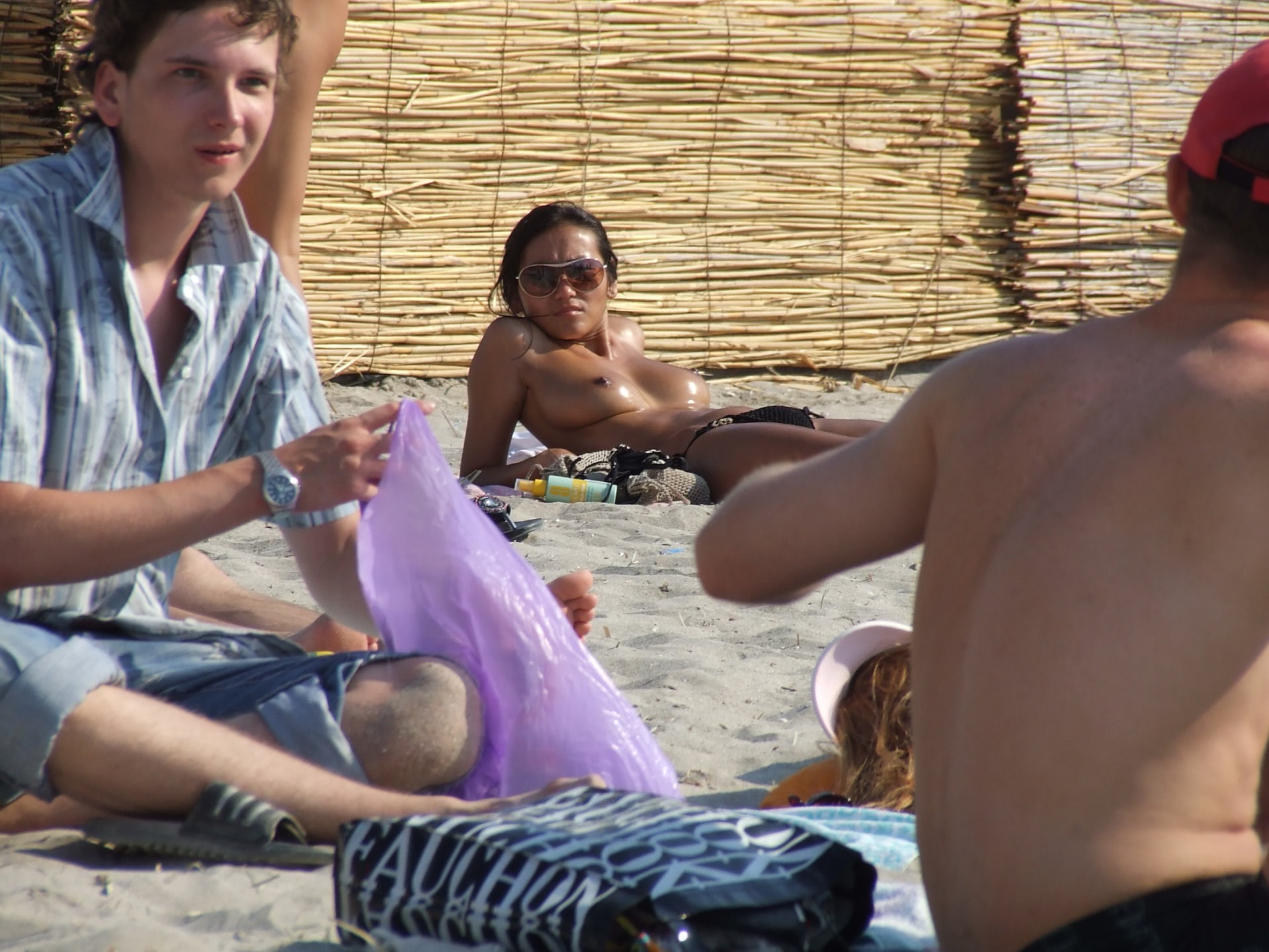 in pizda goala la plaja arata