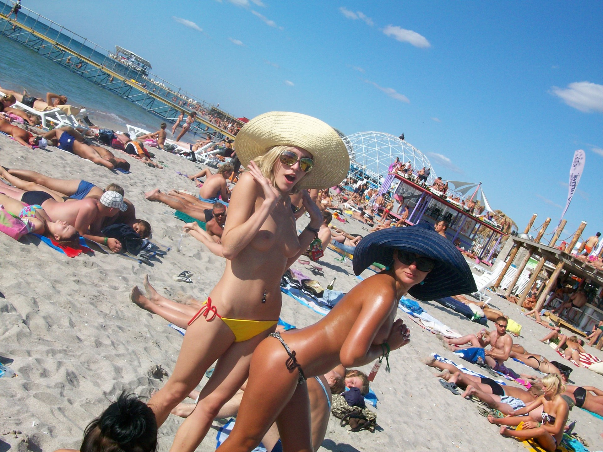 in pizda goala la plaja bruneta jpg in pizda goala la plaja bruneta