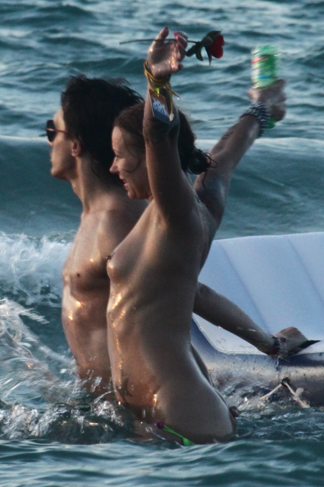 in pizda goala la plaja singure