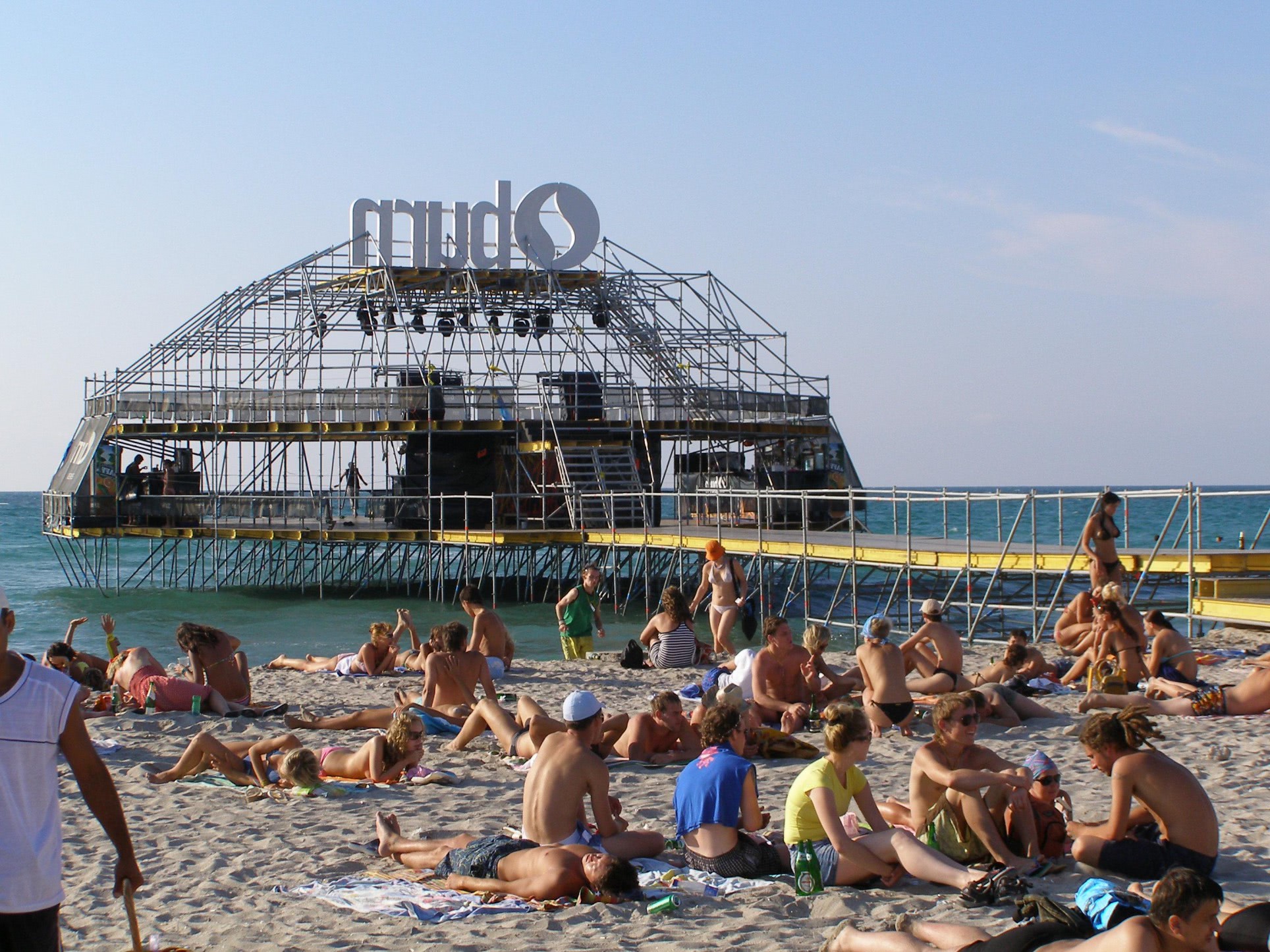 nudisti vor sa se futa in apa curve