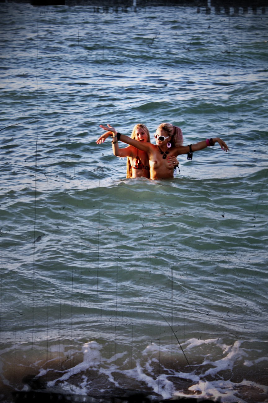 nudisti vor sa se futa in apa gravida